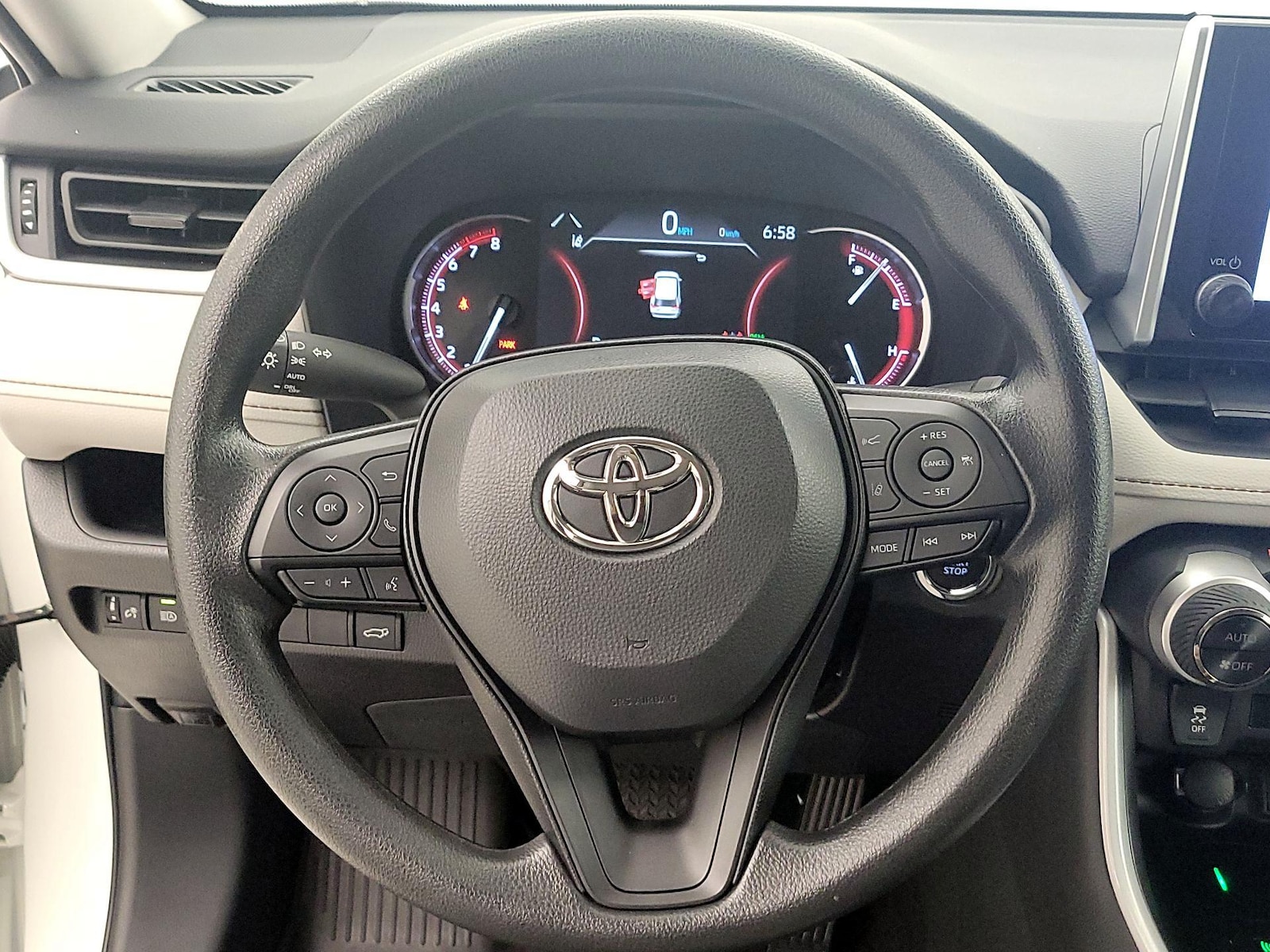 2025 Toyota RAV4 XLE - Photo 11