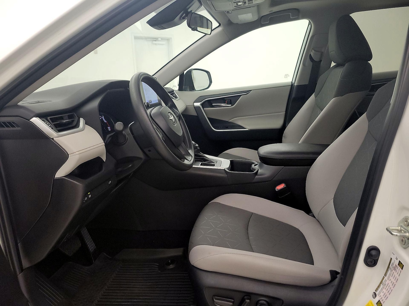 2025 Toyota RAV4 XLE - Photo 12