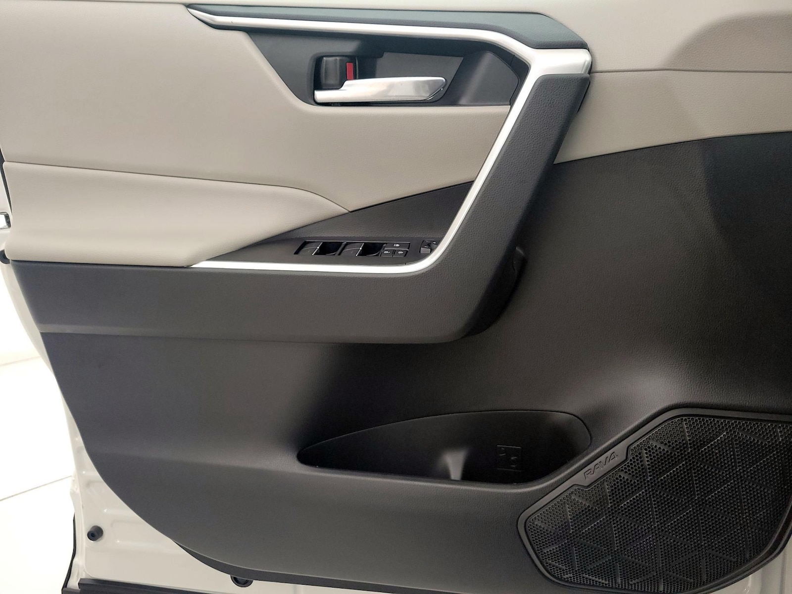 2025 Toyota RAV4 XLE - Photo 13