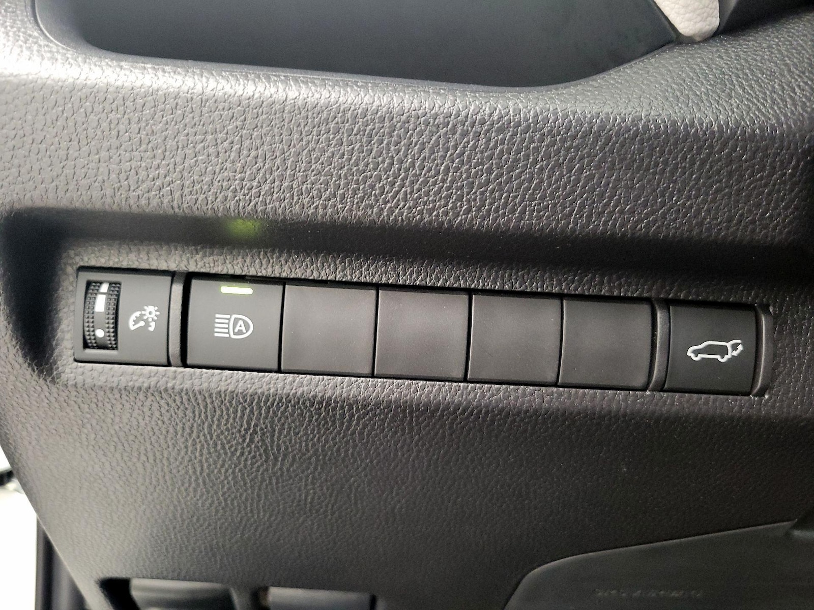 2025 Toyota RAV4 XLE - Photo 14