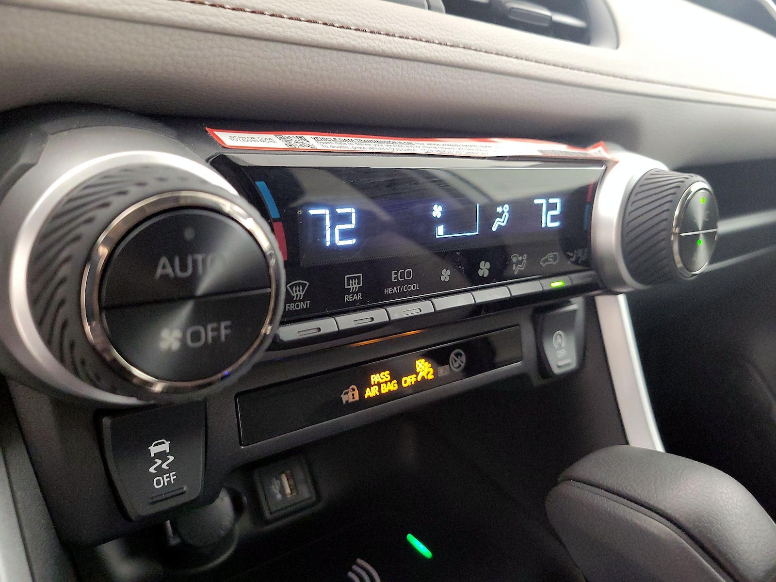 2025 Toyota RAV4 XLE - Photo 17