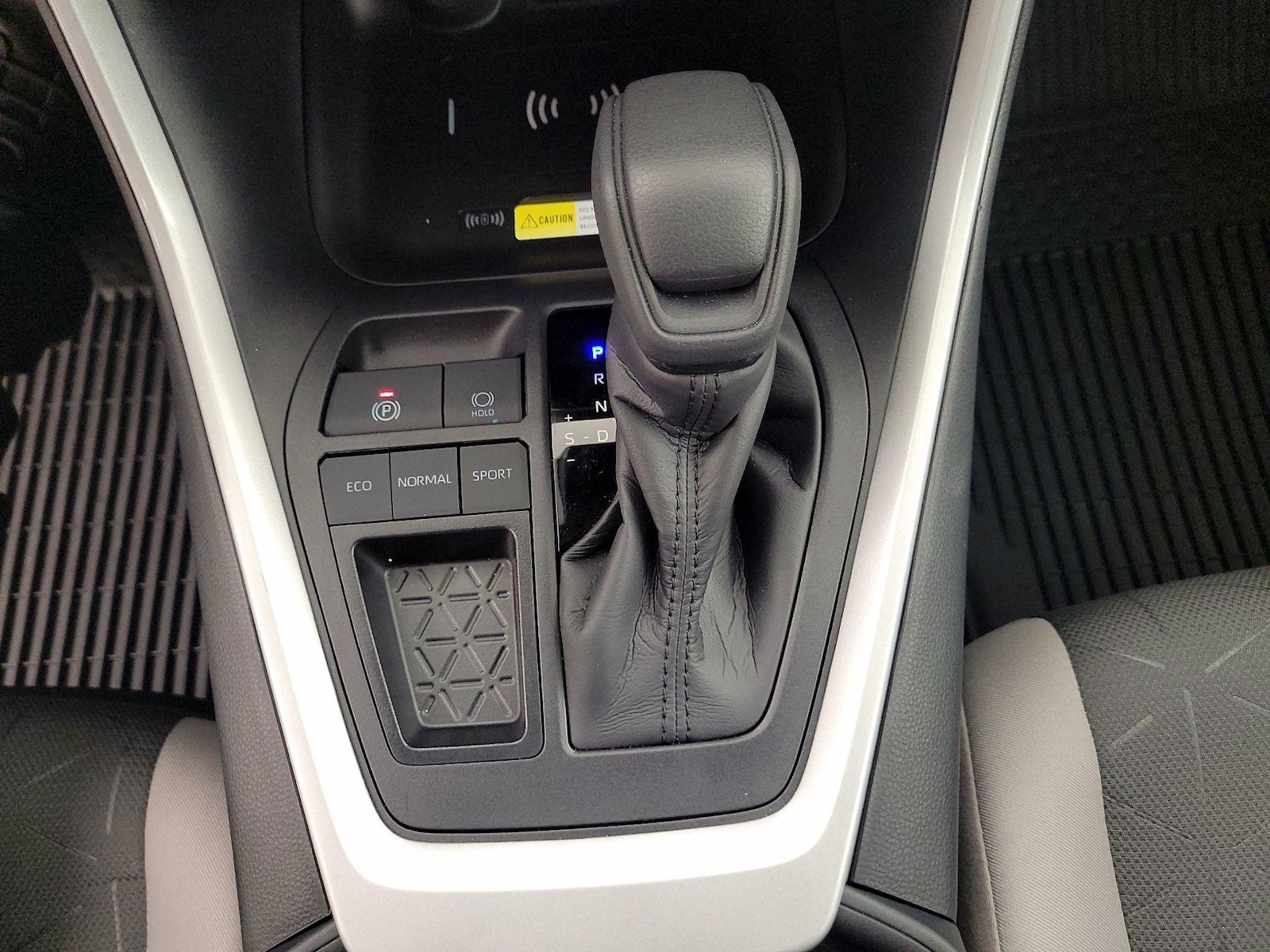 2025 Toyota RAV4 XLE - Photo 18