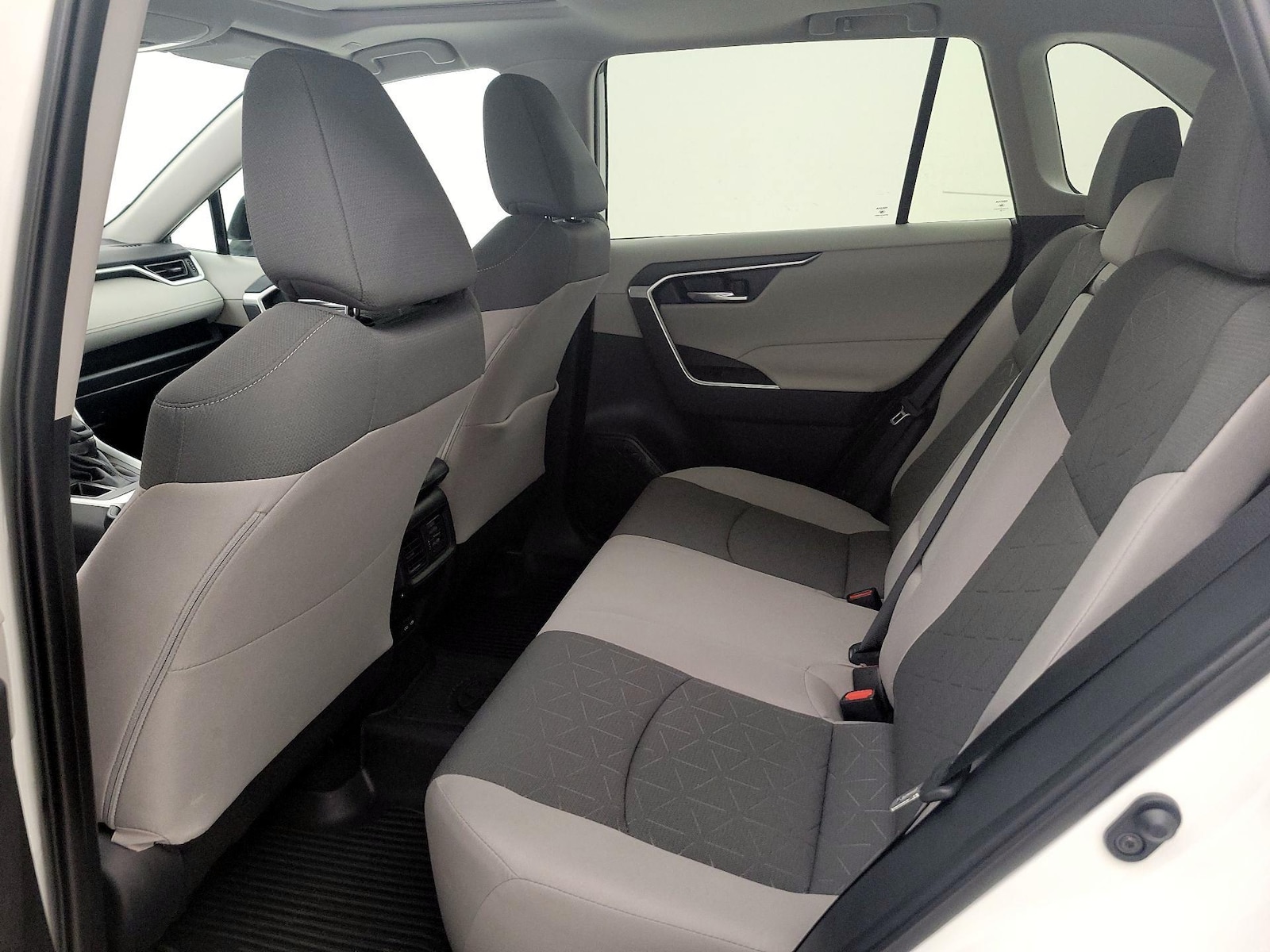 2025 Toyota RAV4 XLE - Photo 19