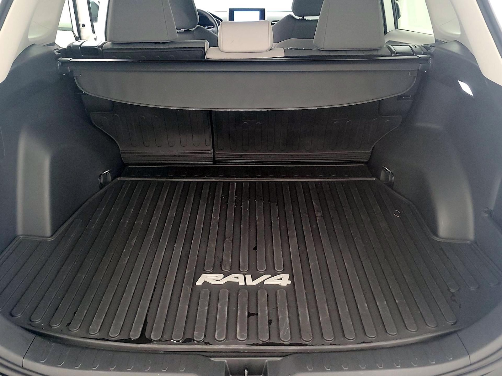 2025 Toyota RAV4 XLE - Photo 20