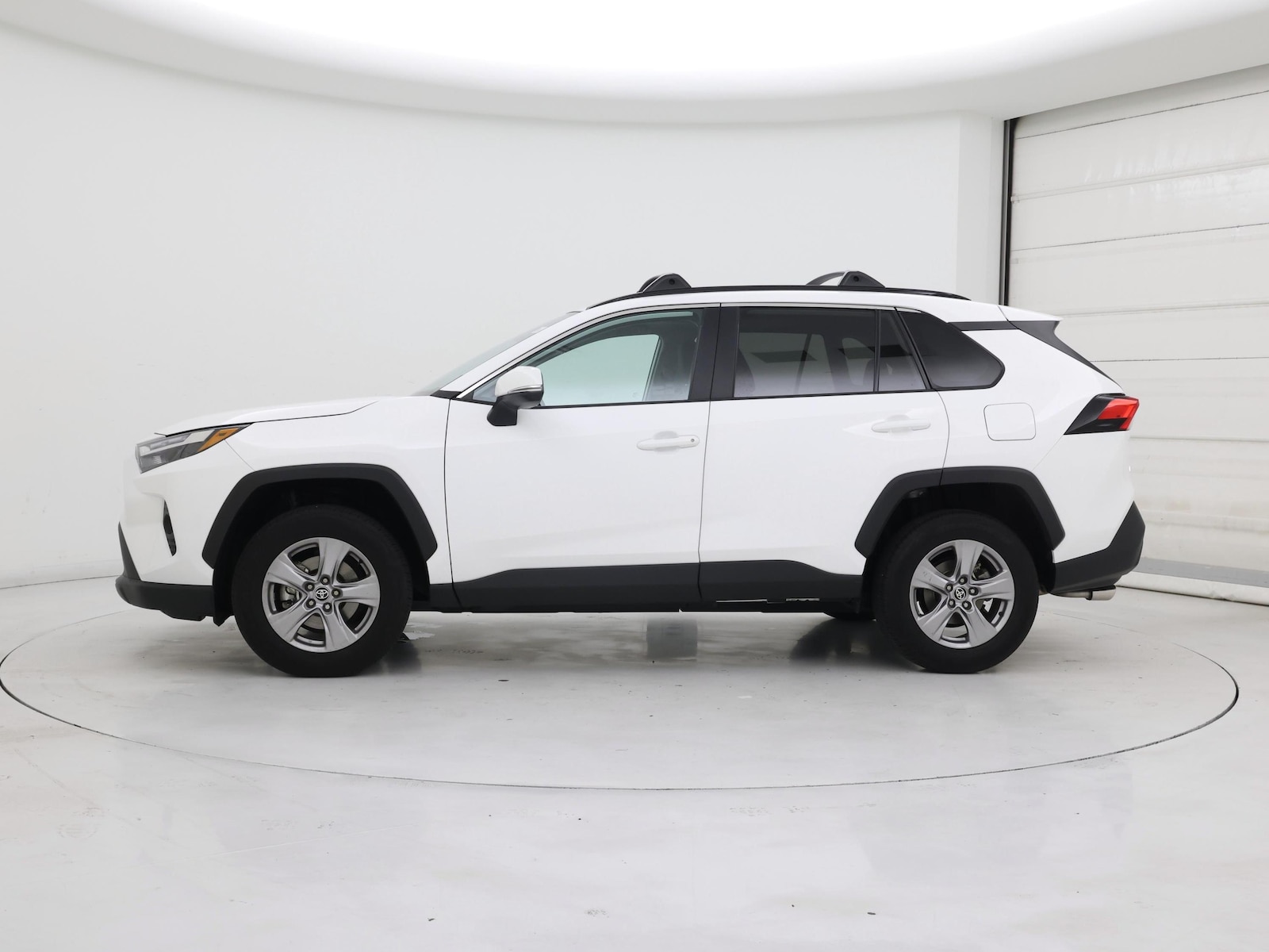 2025 Toyota RAV4 XLE - Photo 4