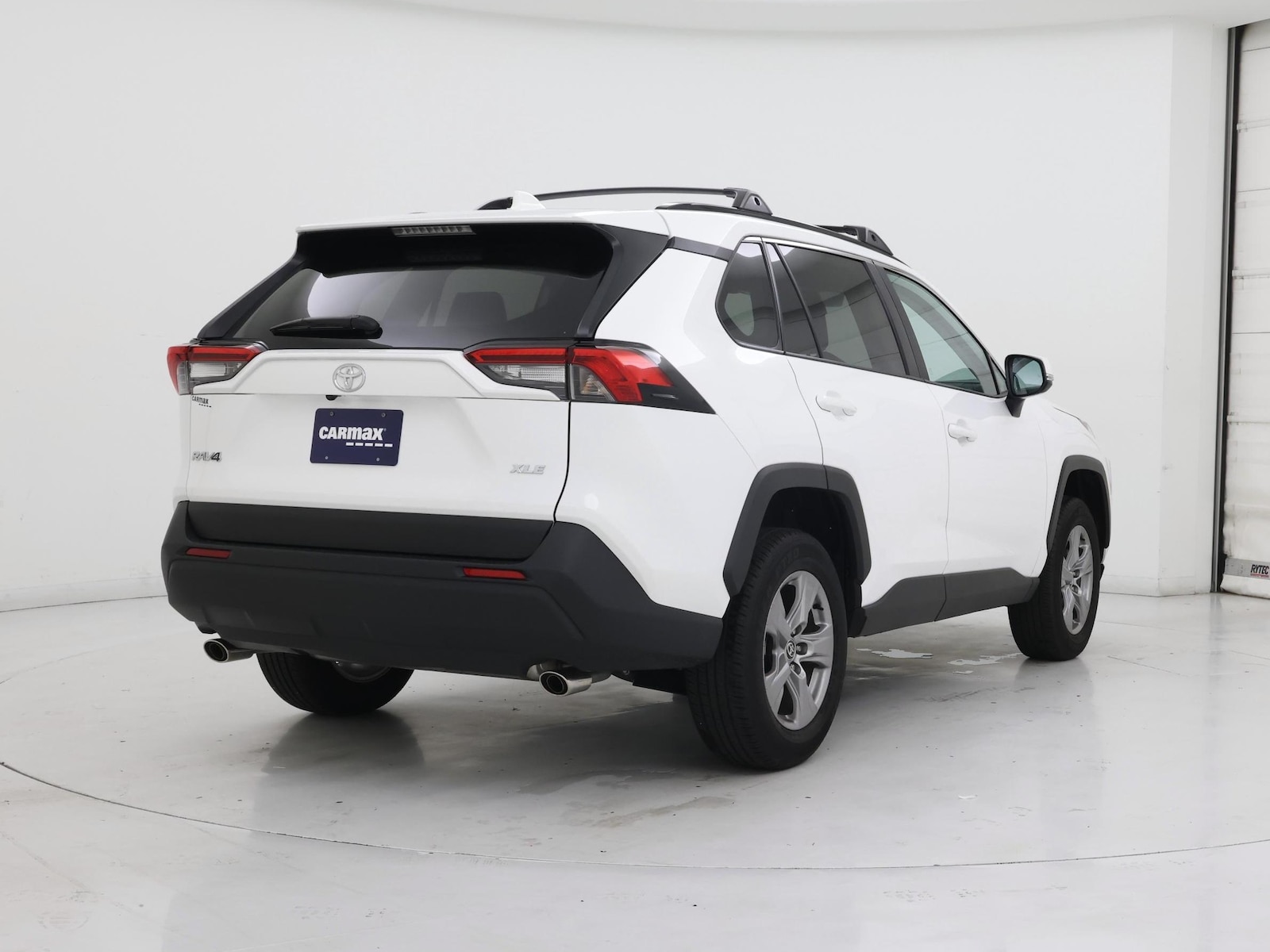 2025 Toyota RAV4 XLE - Photo 9