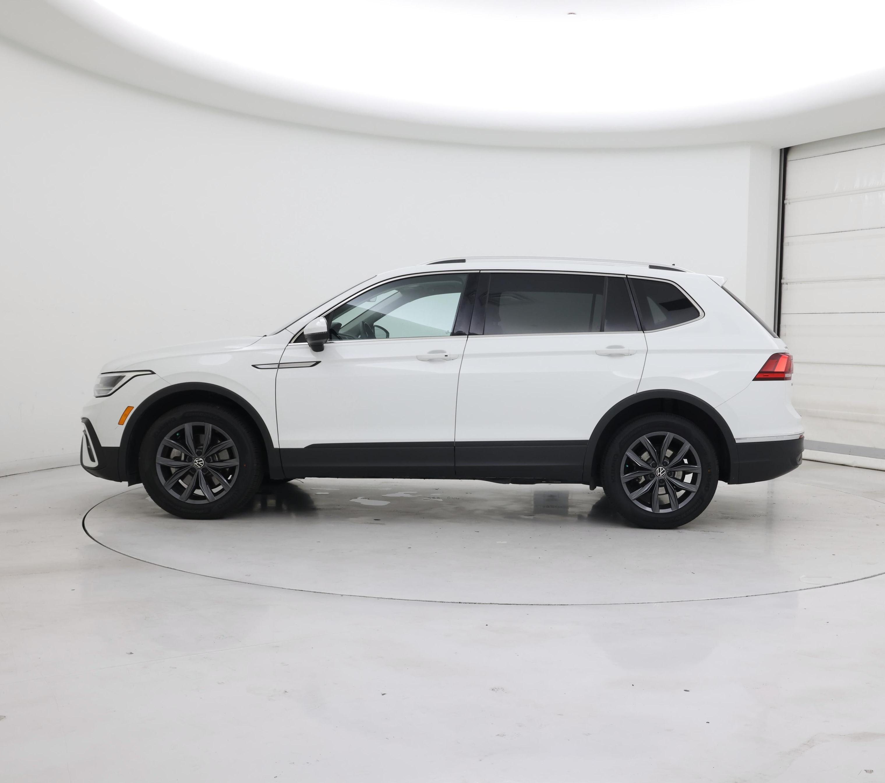 Thumbnail: 2022 Volkswagen Tiguan - 3