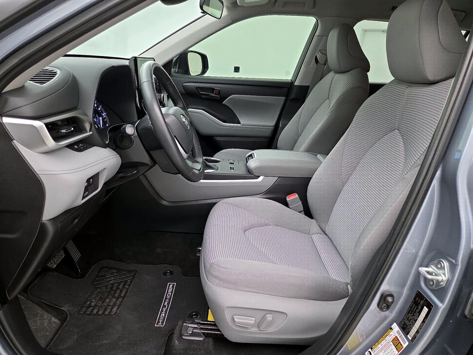 2023 Toyota Highlander LE - Photo 12