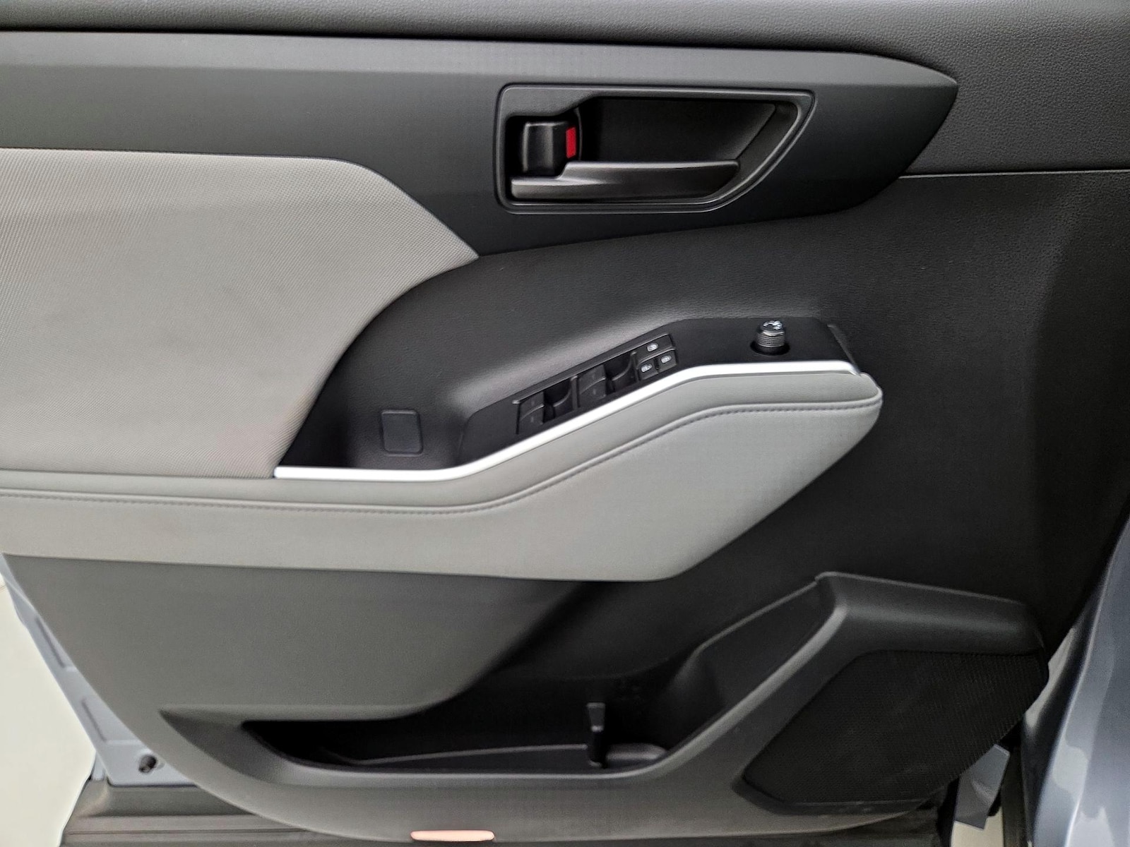 2023 Toyota Highlander LE - Photo 13