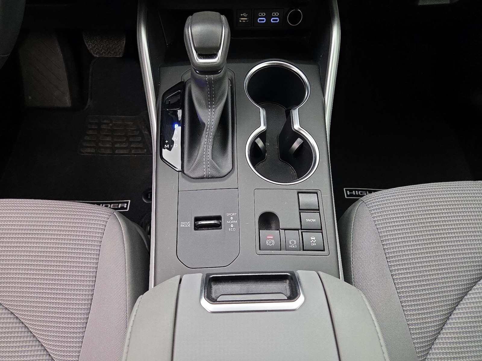 2023 Toyota Highlander LE - Photo 18