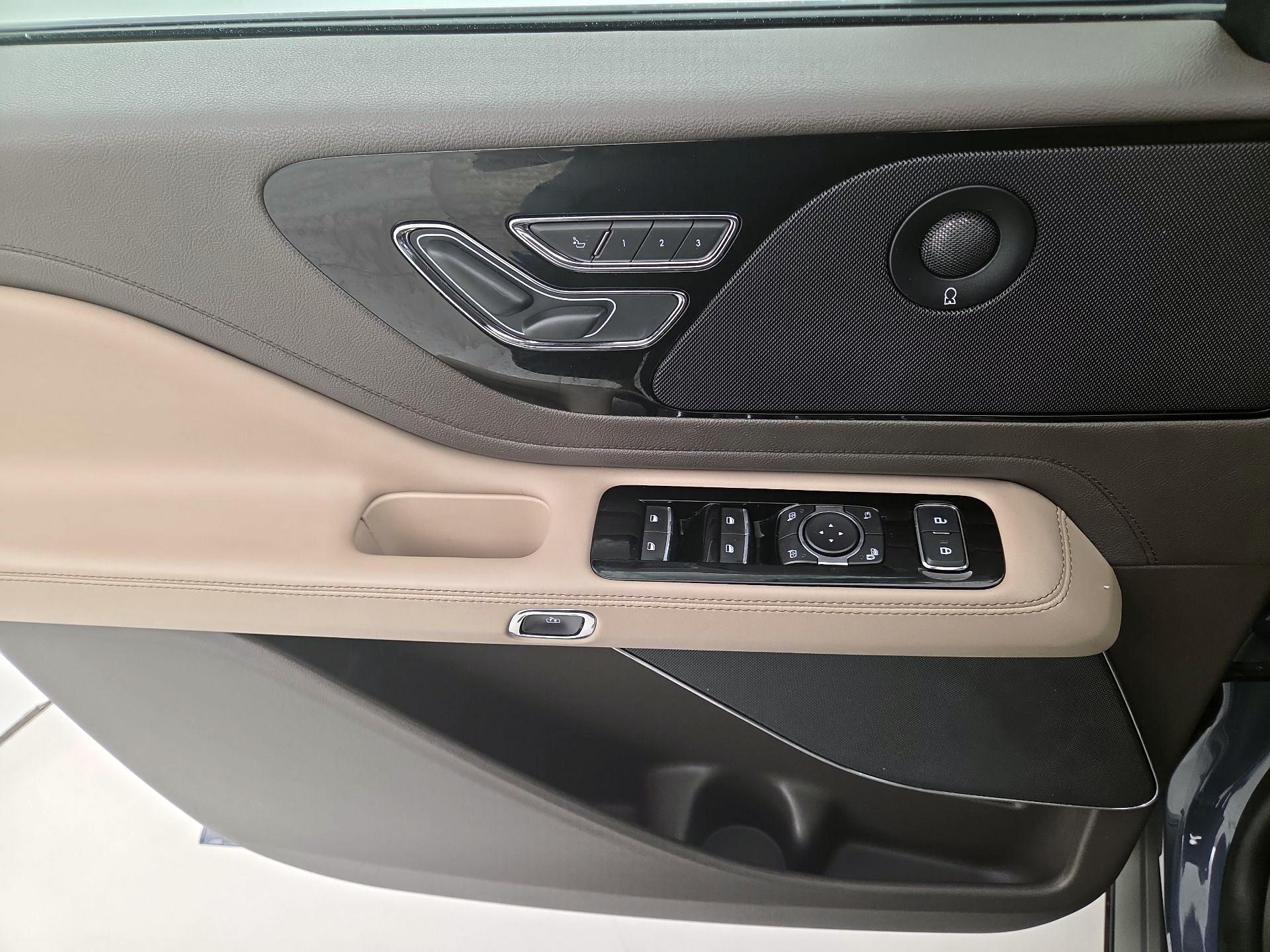 Thumbnail: 2021 Lincoln Aviator - 12