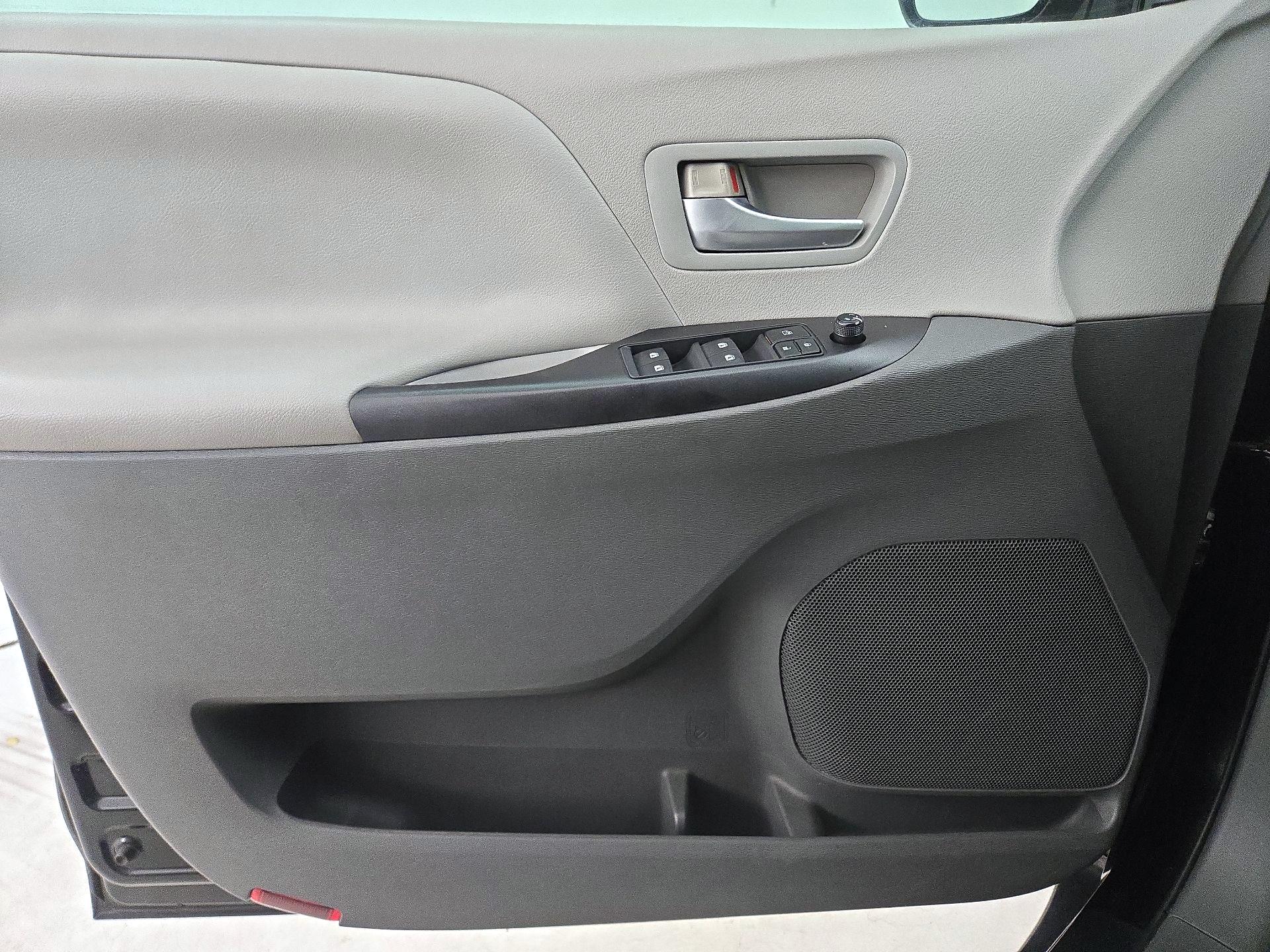 Thumbnail: 2015 Toyota Sienna - 12
