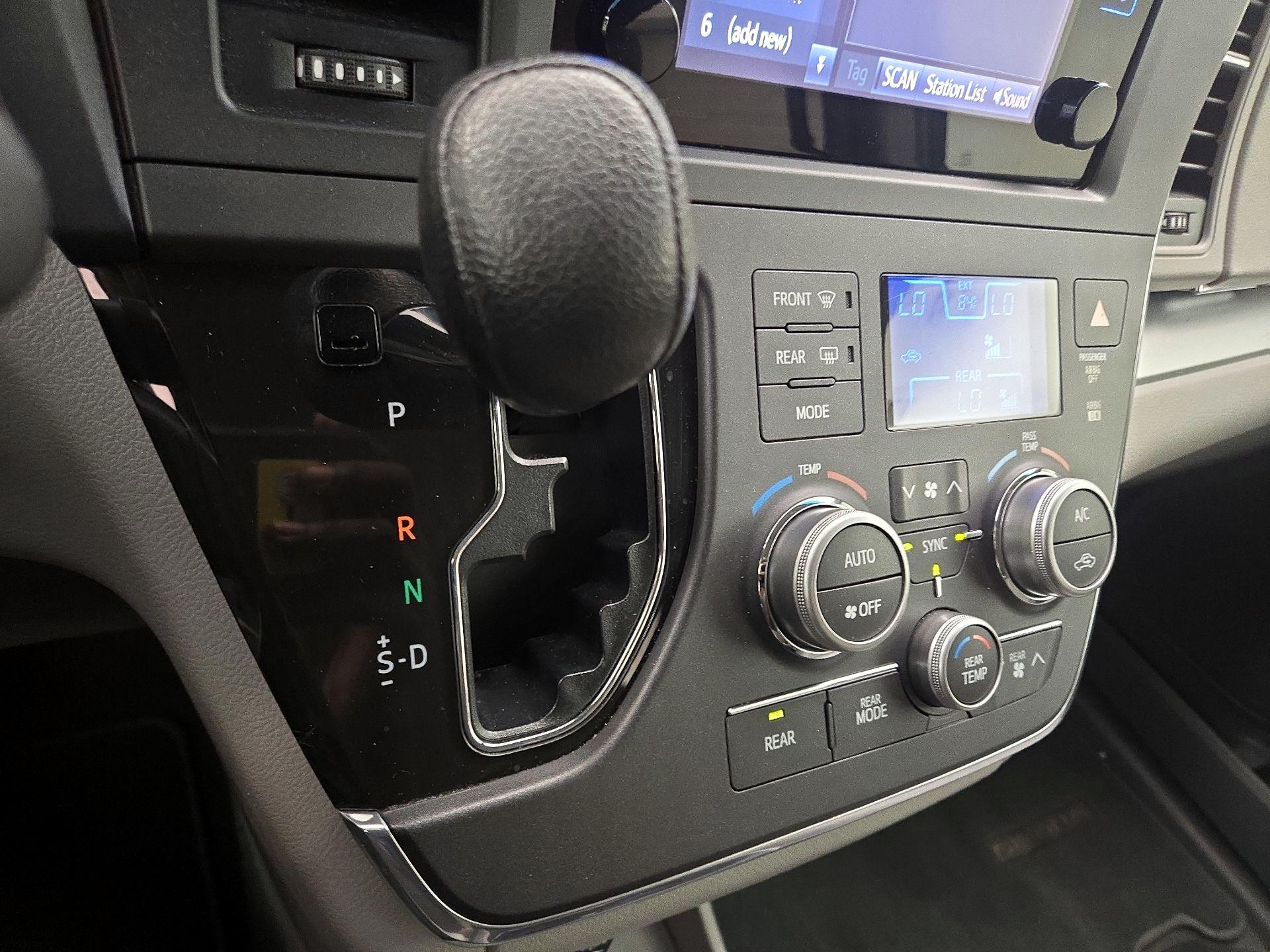 Thumbnail: 2015 Toyota Sienna - 17