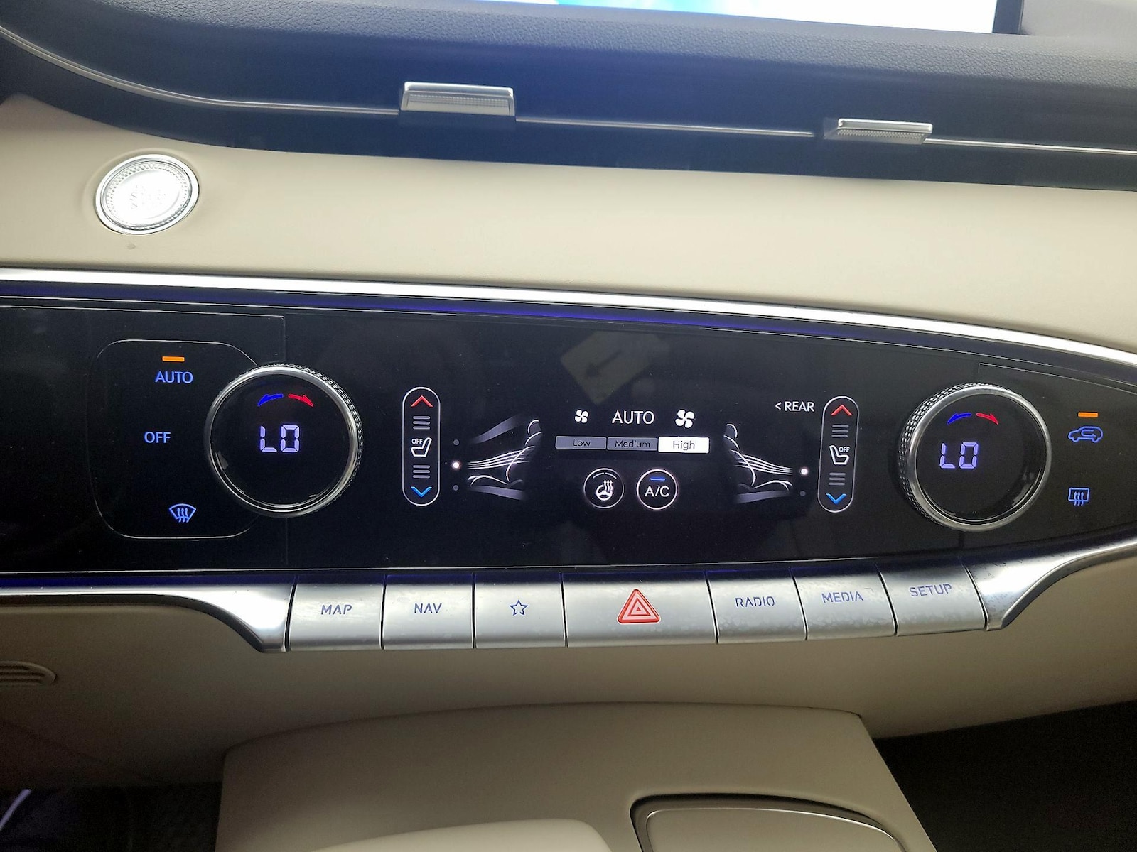 2023 GENESIS GV70 Standard - Photo 18