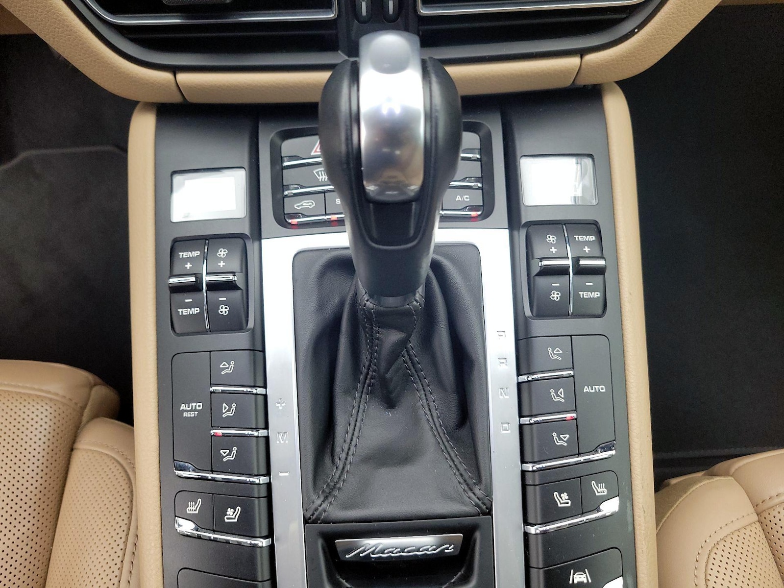 2021 Porsche Macan S - Photo 18
