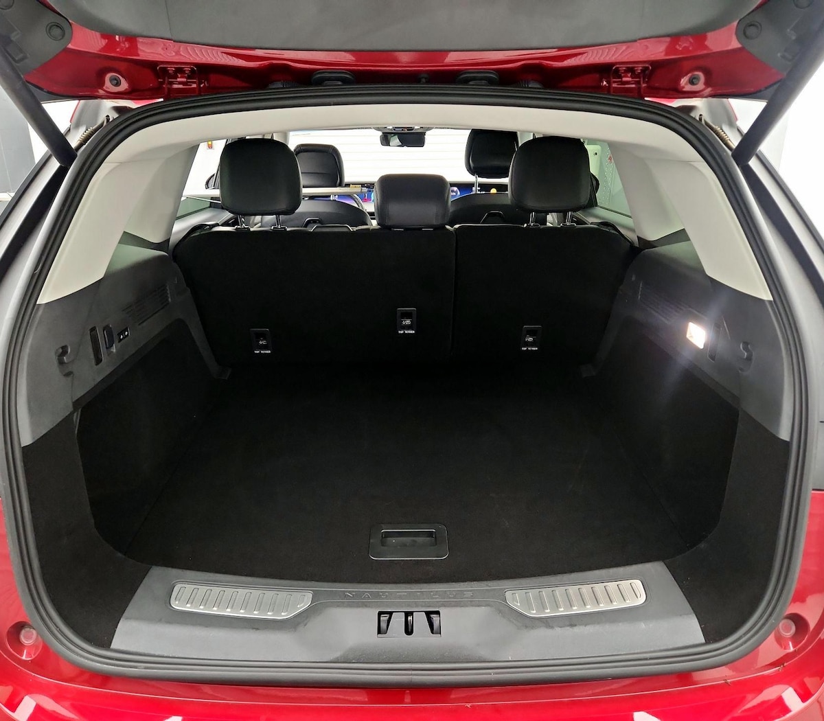 Trunk/Cargo (Seats Up)