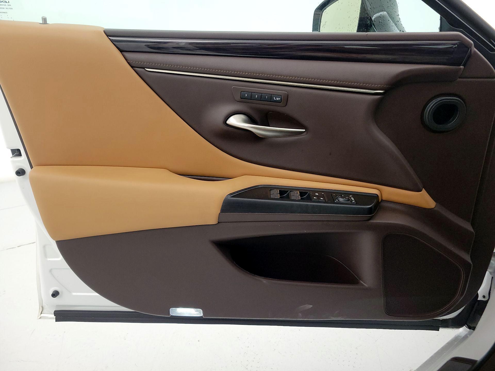 Thumbnail: 2021 Lexus ES - 12