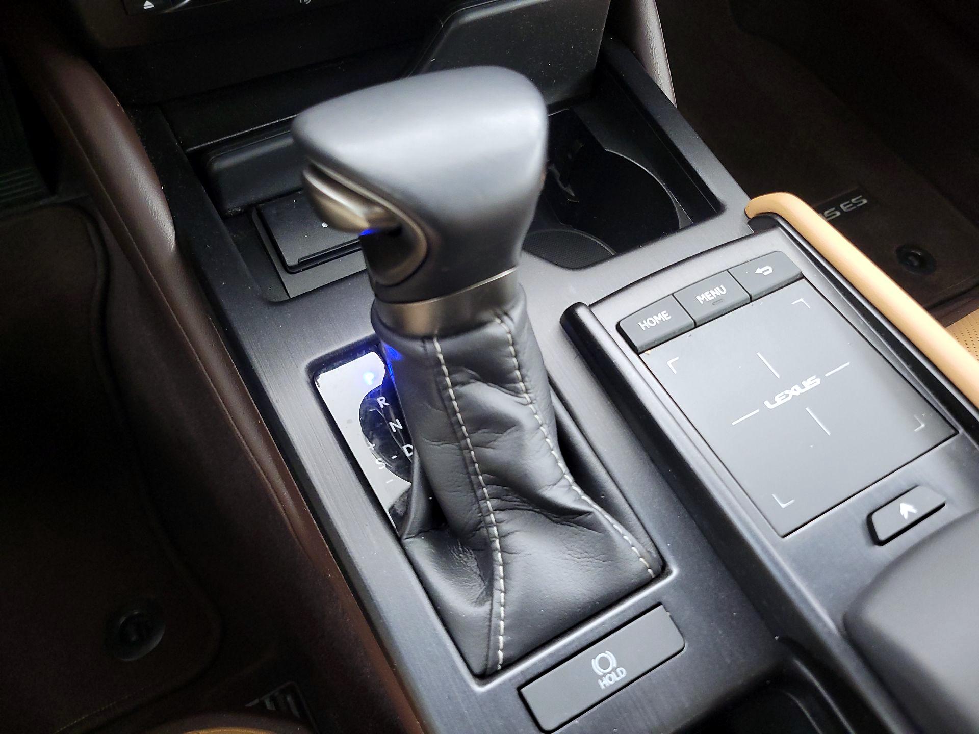 Thumbnail: 2021 Lexus ES - 16