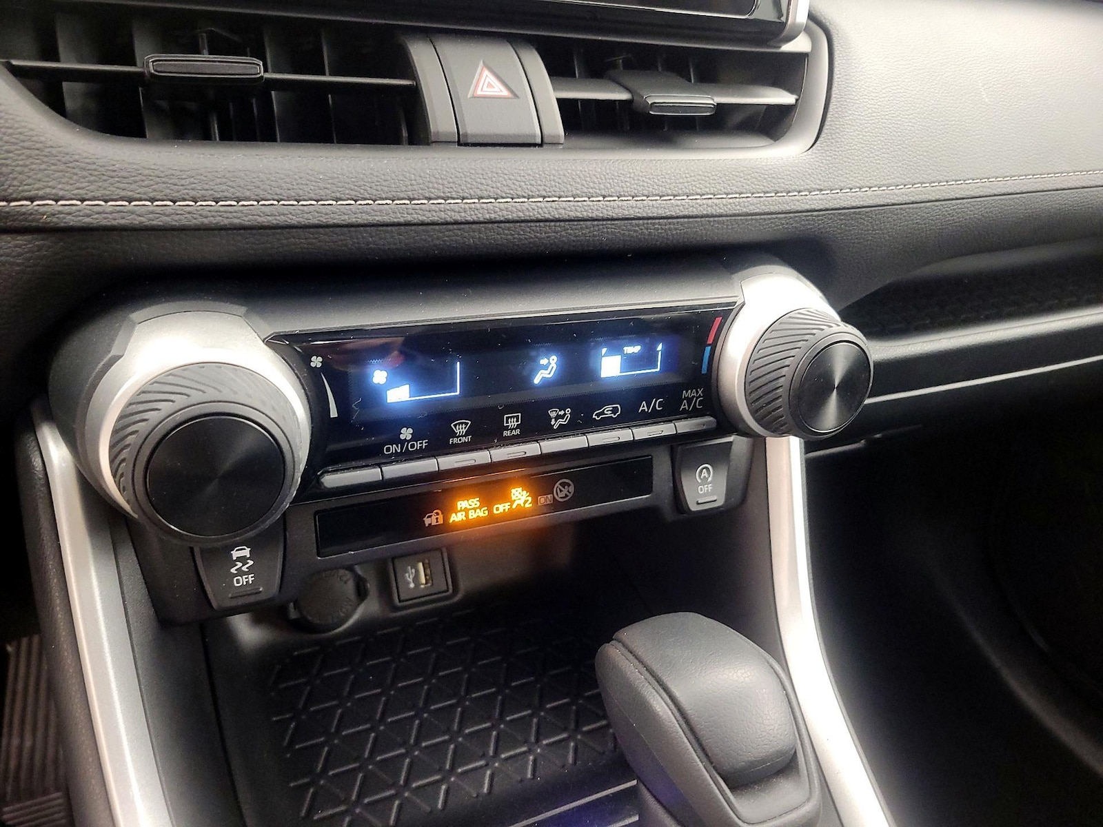 2025 Toyota RAV4 LE - Photo 17