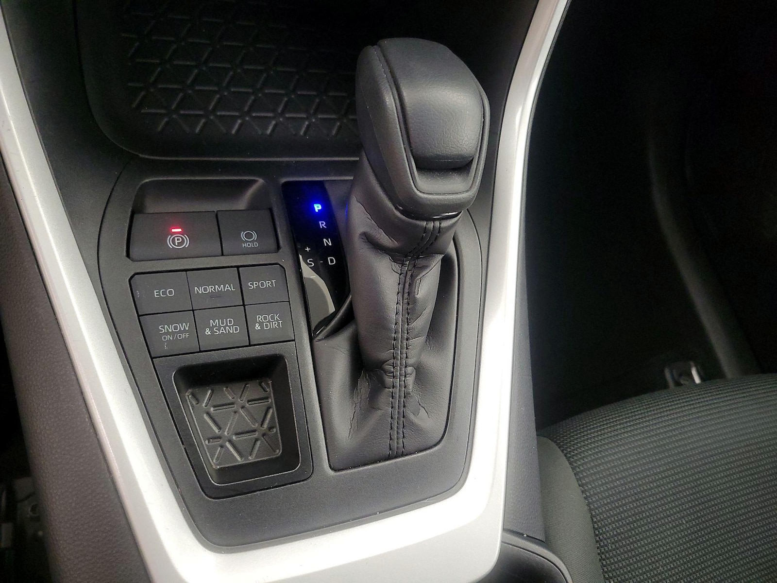 2025 Toyota RAV4 LE - Photo 18