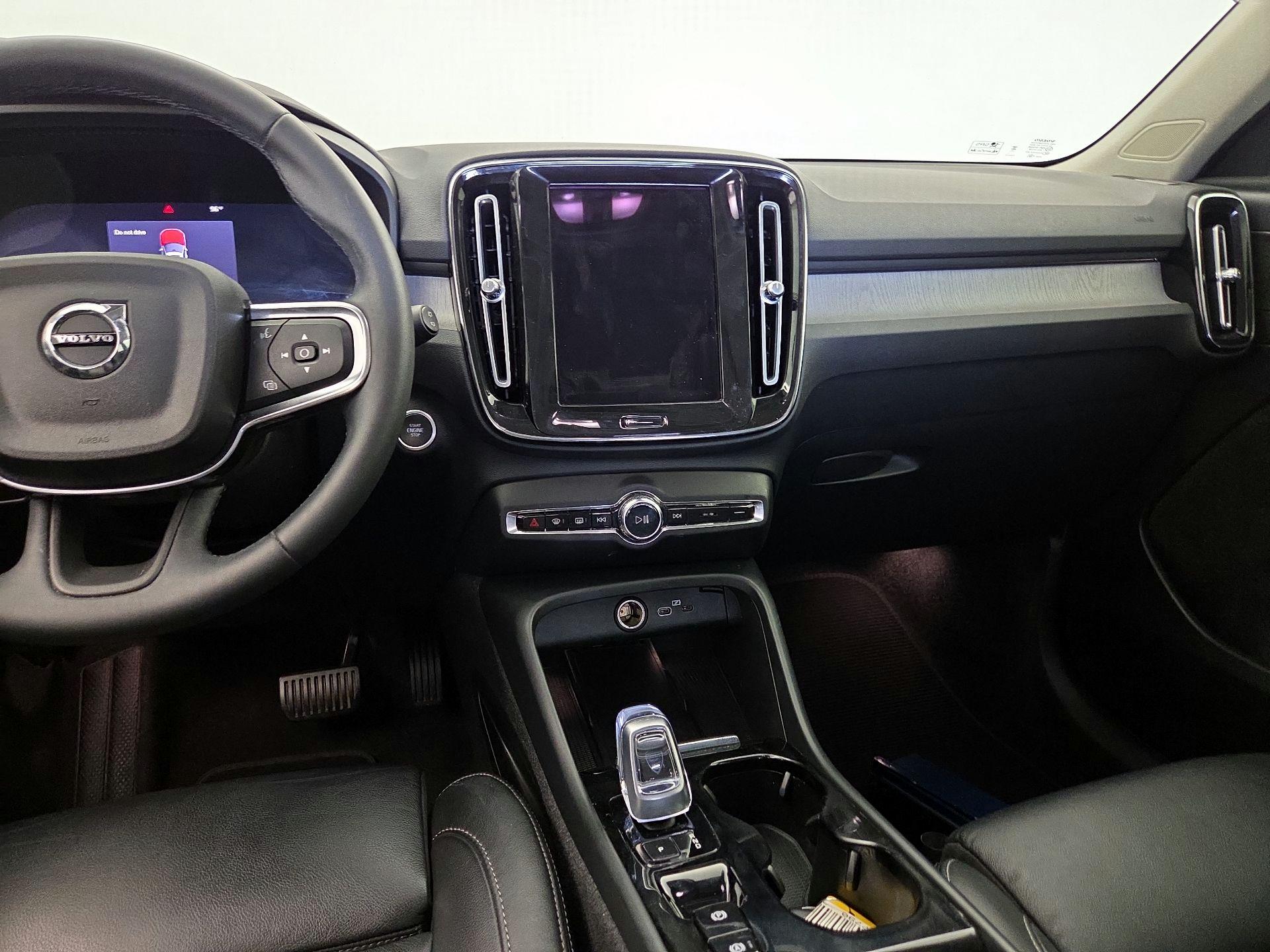 Thumbnail: 2023 Volvo XC40 - 9