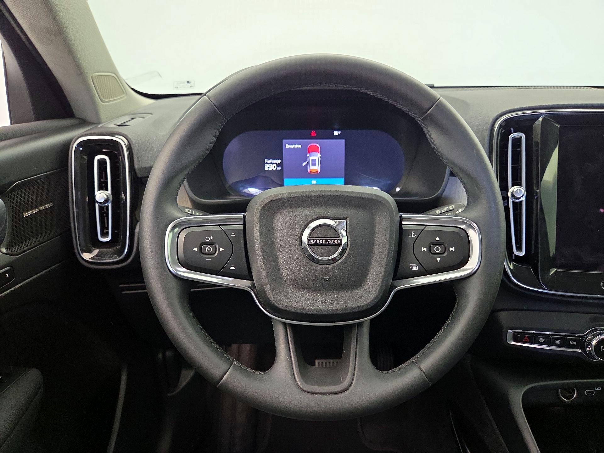 Thumbnail: 2023 Volvo XC40 - 10