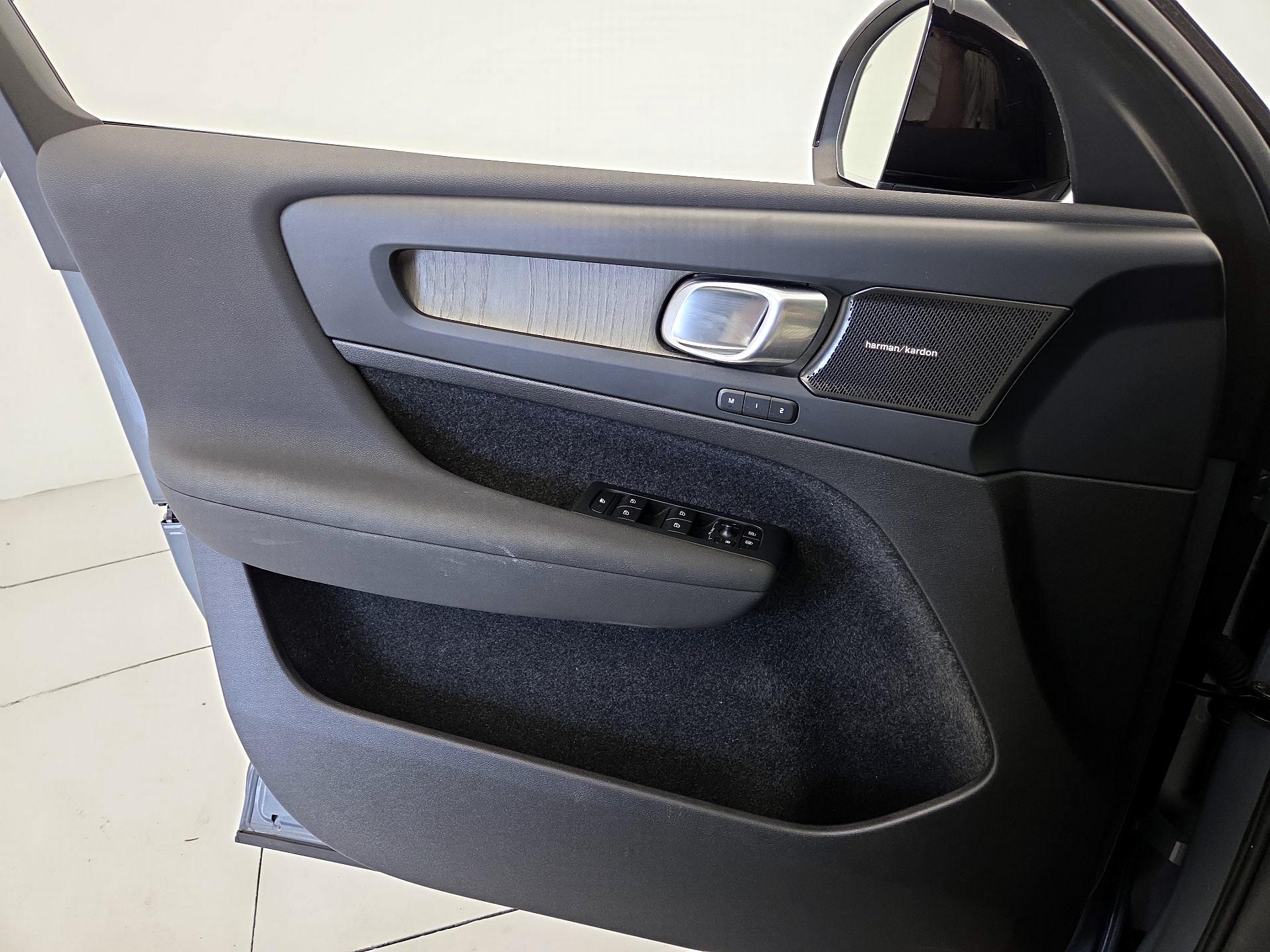 Thumbnail: 2023 Volvo XC40 - 12