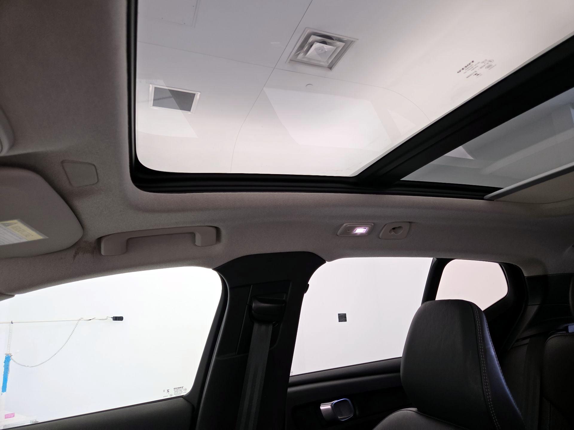Thumbnail: 2023 Volvo XC40 - 18