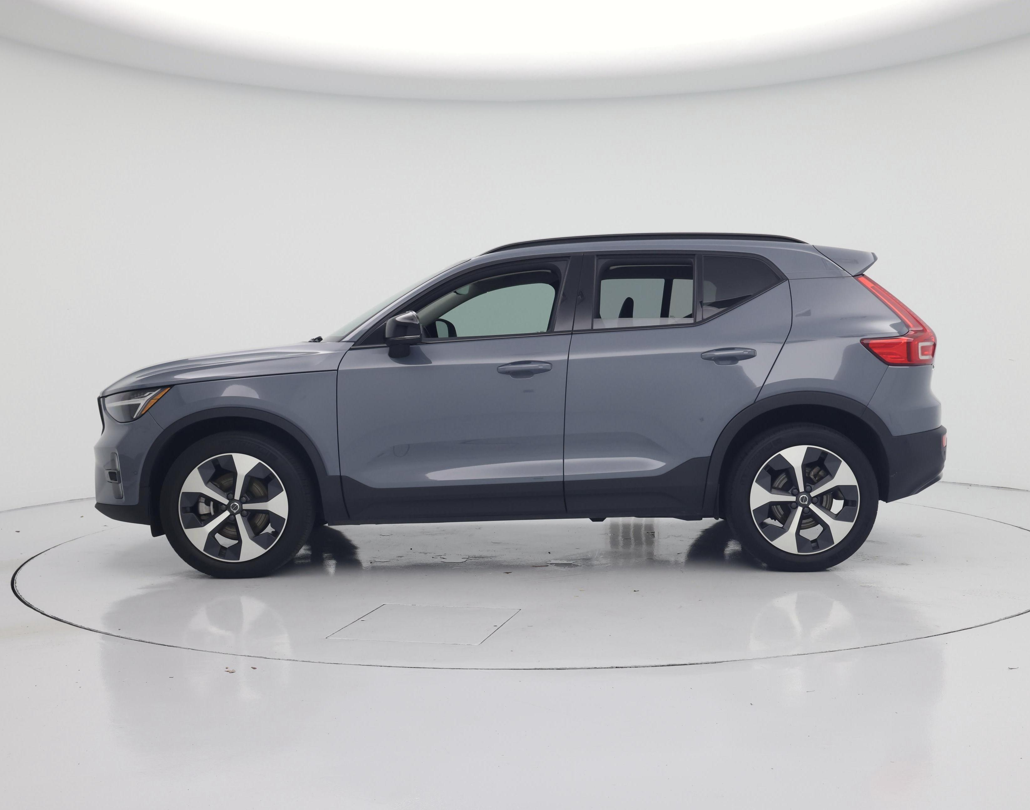 Thumbnail: 2023 Volvo XC40 - 3