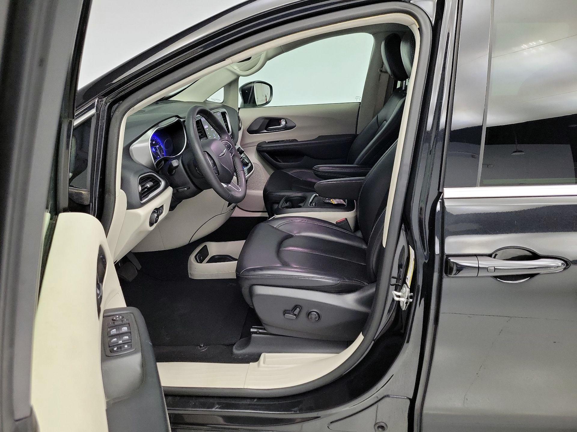 Thumbnail: 2023 Chrysler Pacifica - 11