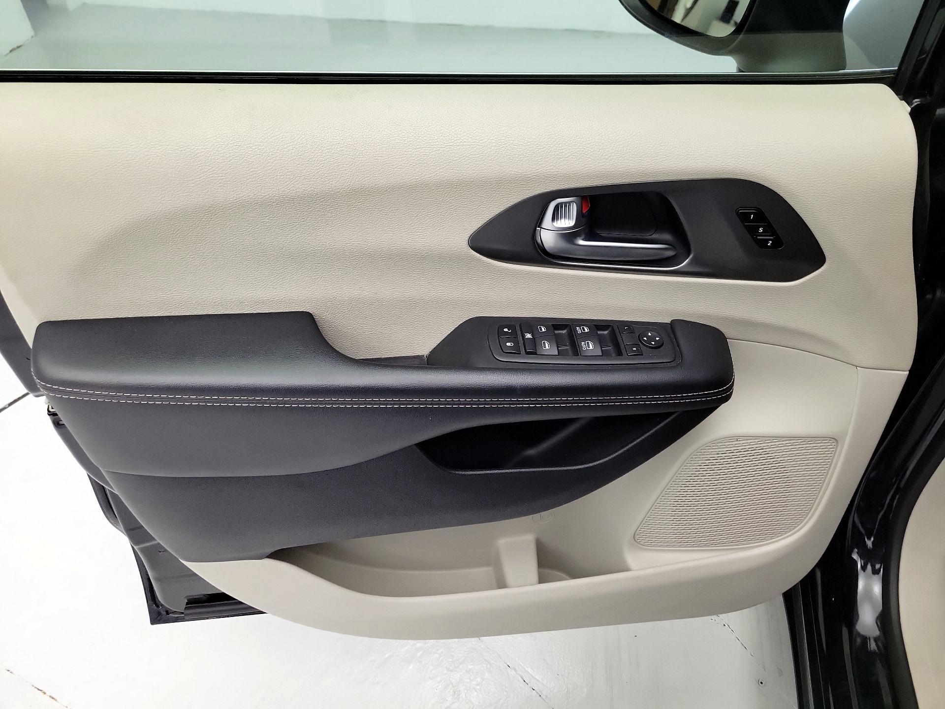 Thumbnail: 2023 Chrysler Pacifica - 12