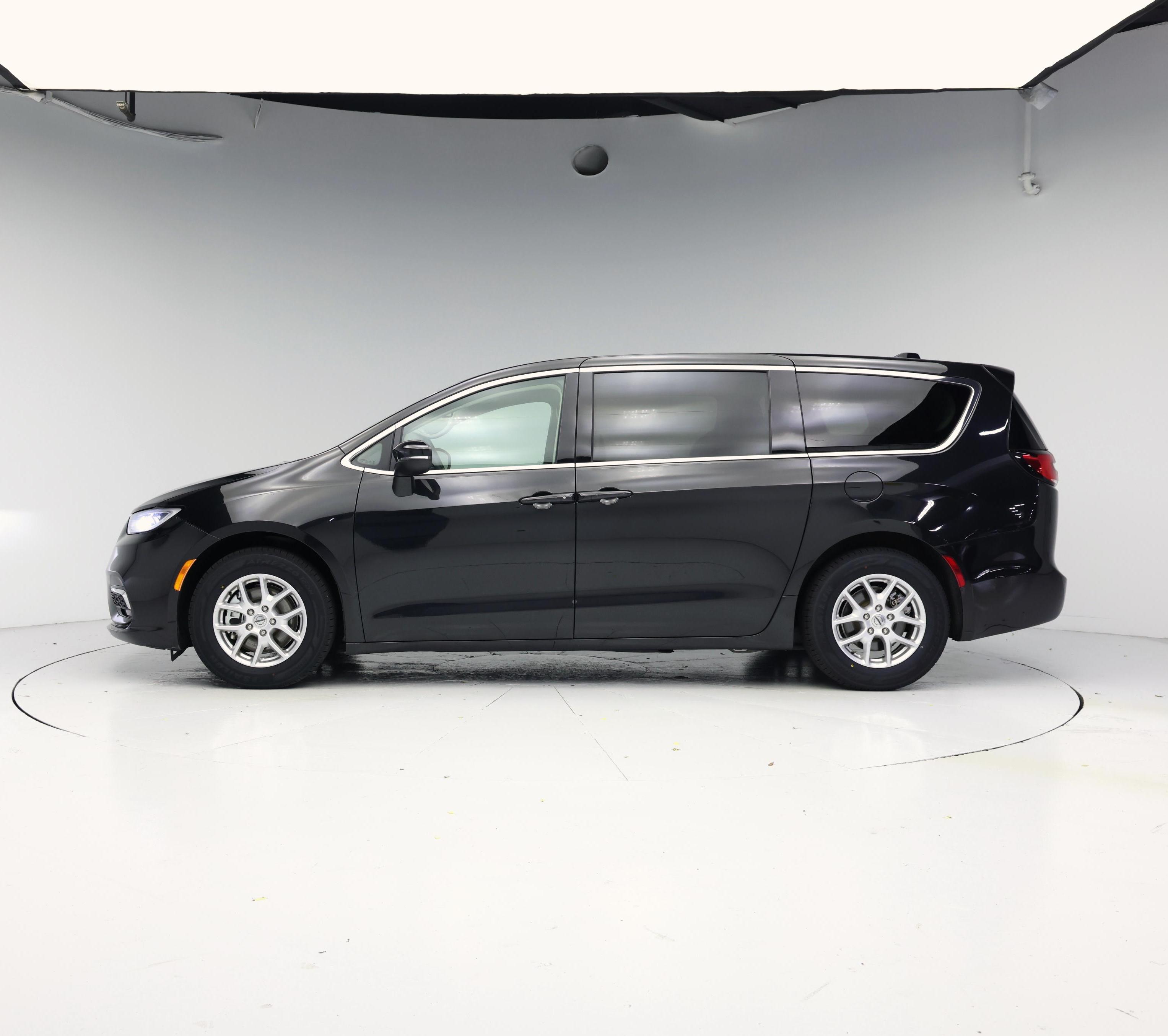 Thumbnail: 2023 Chrysler Pacifica - 3