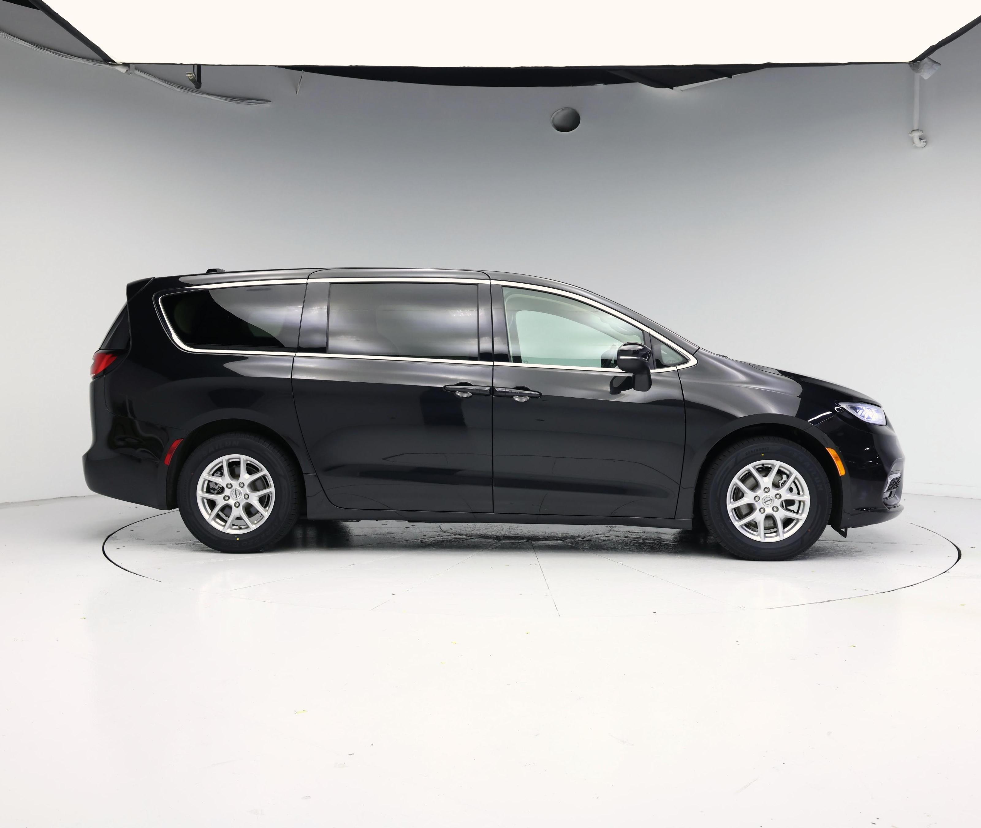 Thumbnail: 2023 Chrysler Pacifica - 7