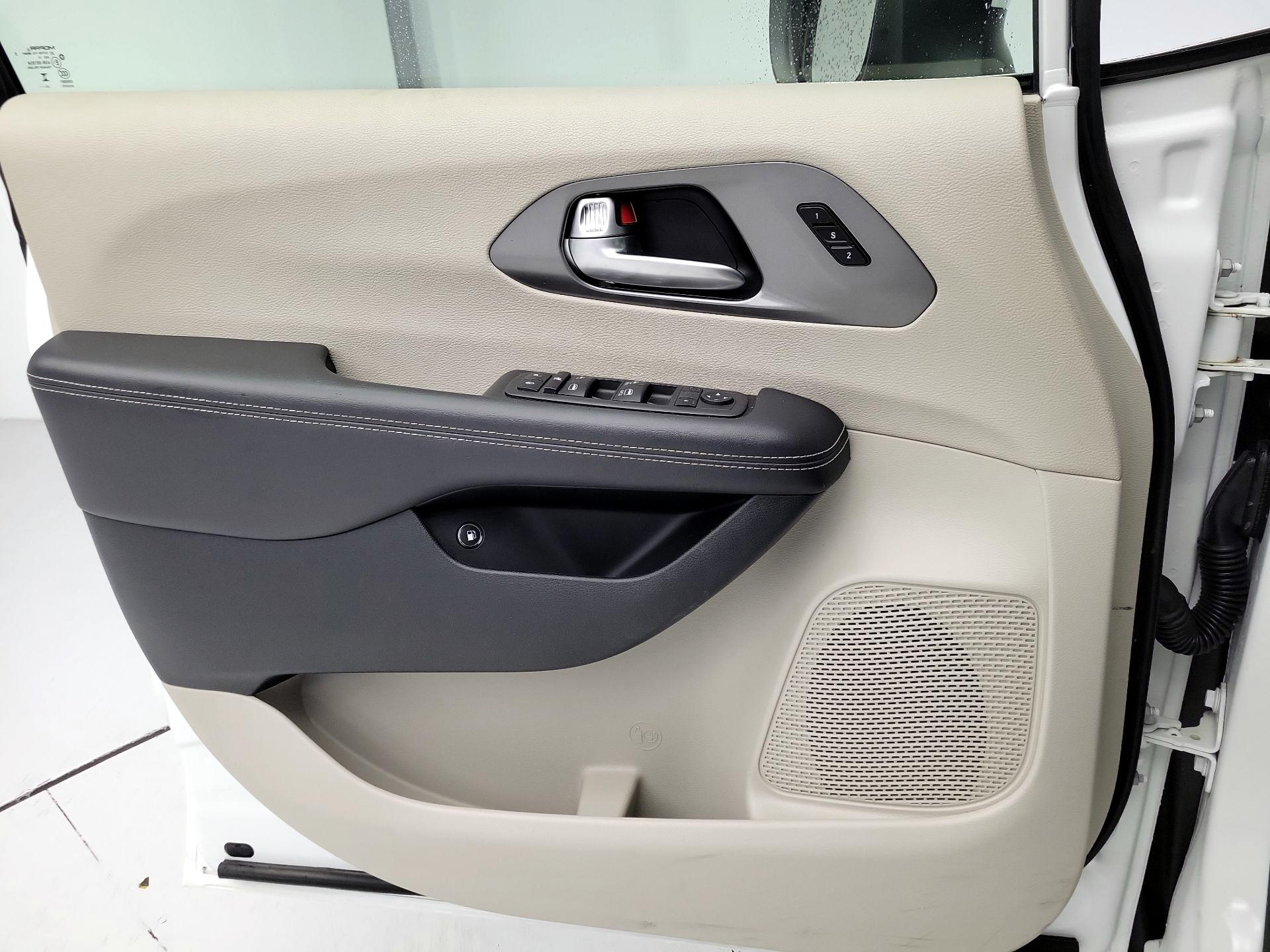 Thumbnail: 2023 Chrysler Pacifica - 12