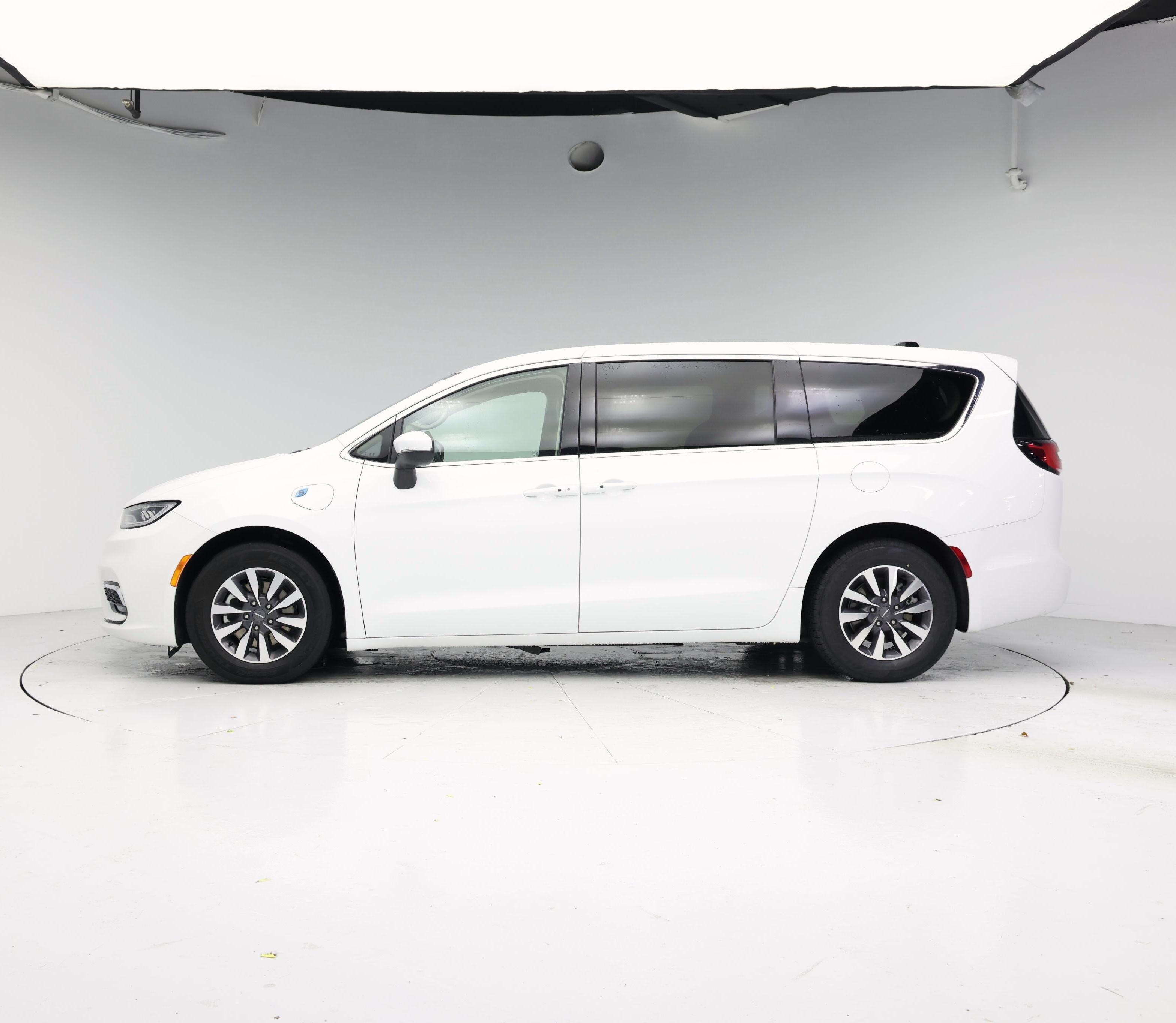 Thumbnail: 2023 Chrysler Pacifica - 3