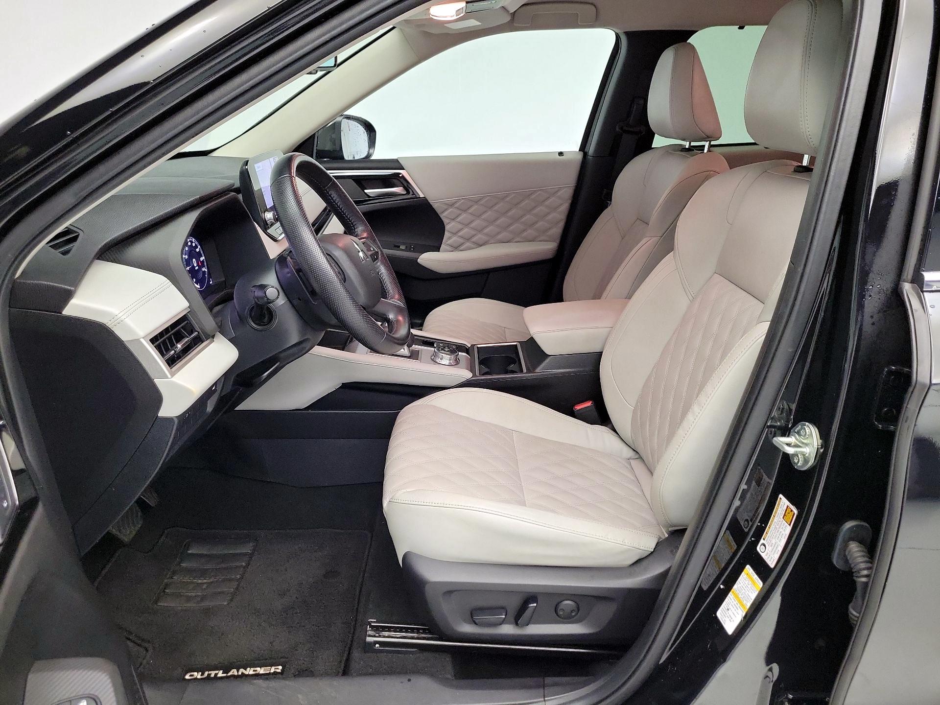 Thumbnail: 2022 Mitsubishi Outlander - 11