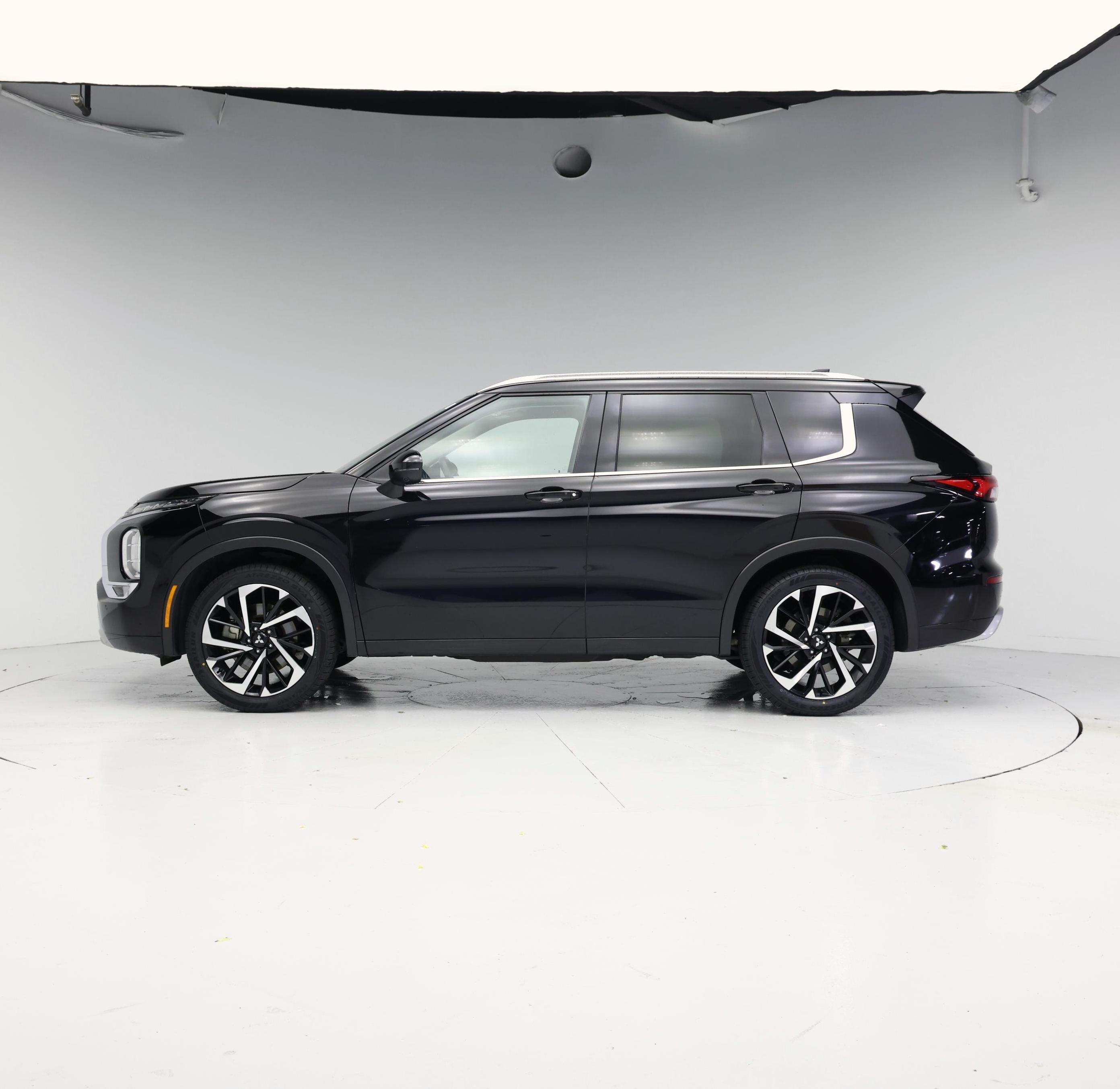 Thumbnail: 2022 Mitsubishi Outlander - 3