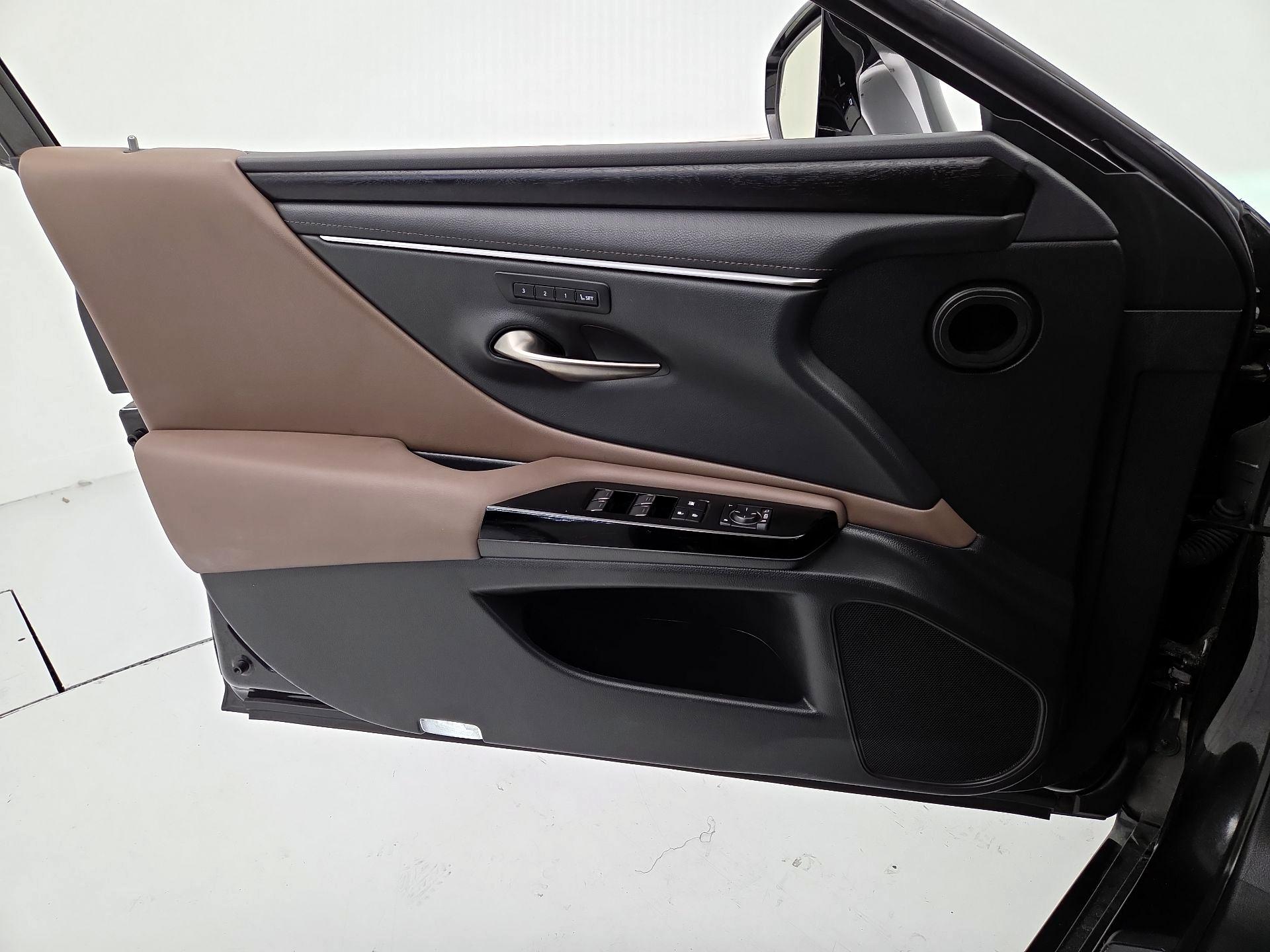Thumbnail: 2023 Lexus ES - 12