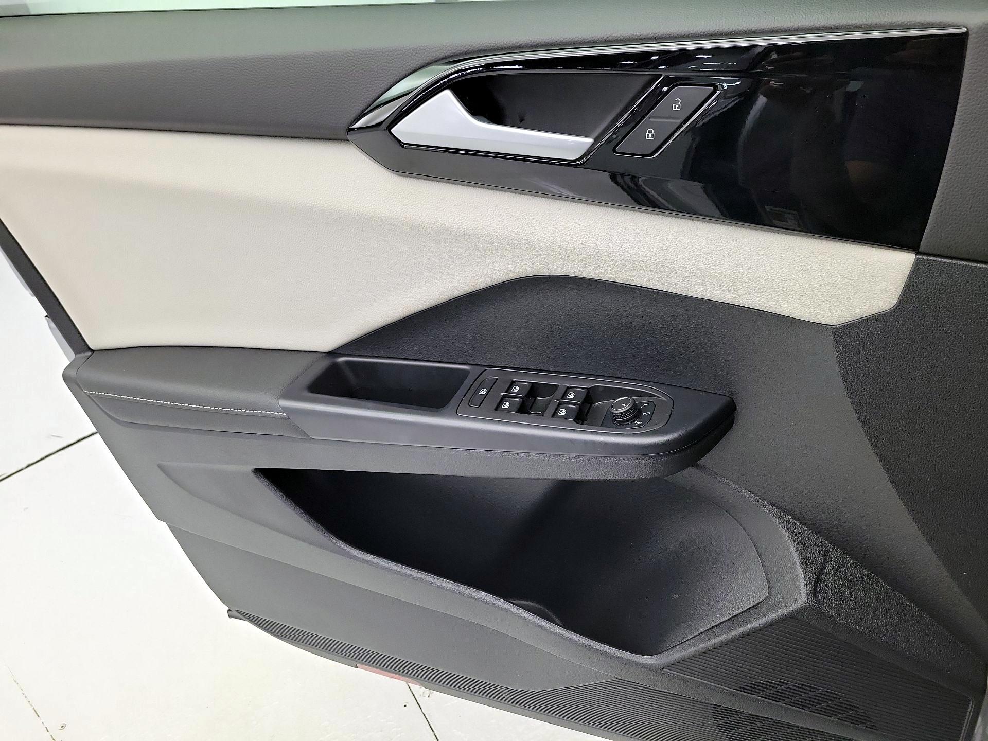 Thumbnail: 2025 Volkswagen Taos - 12