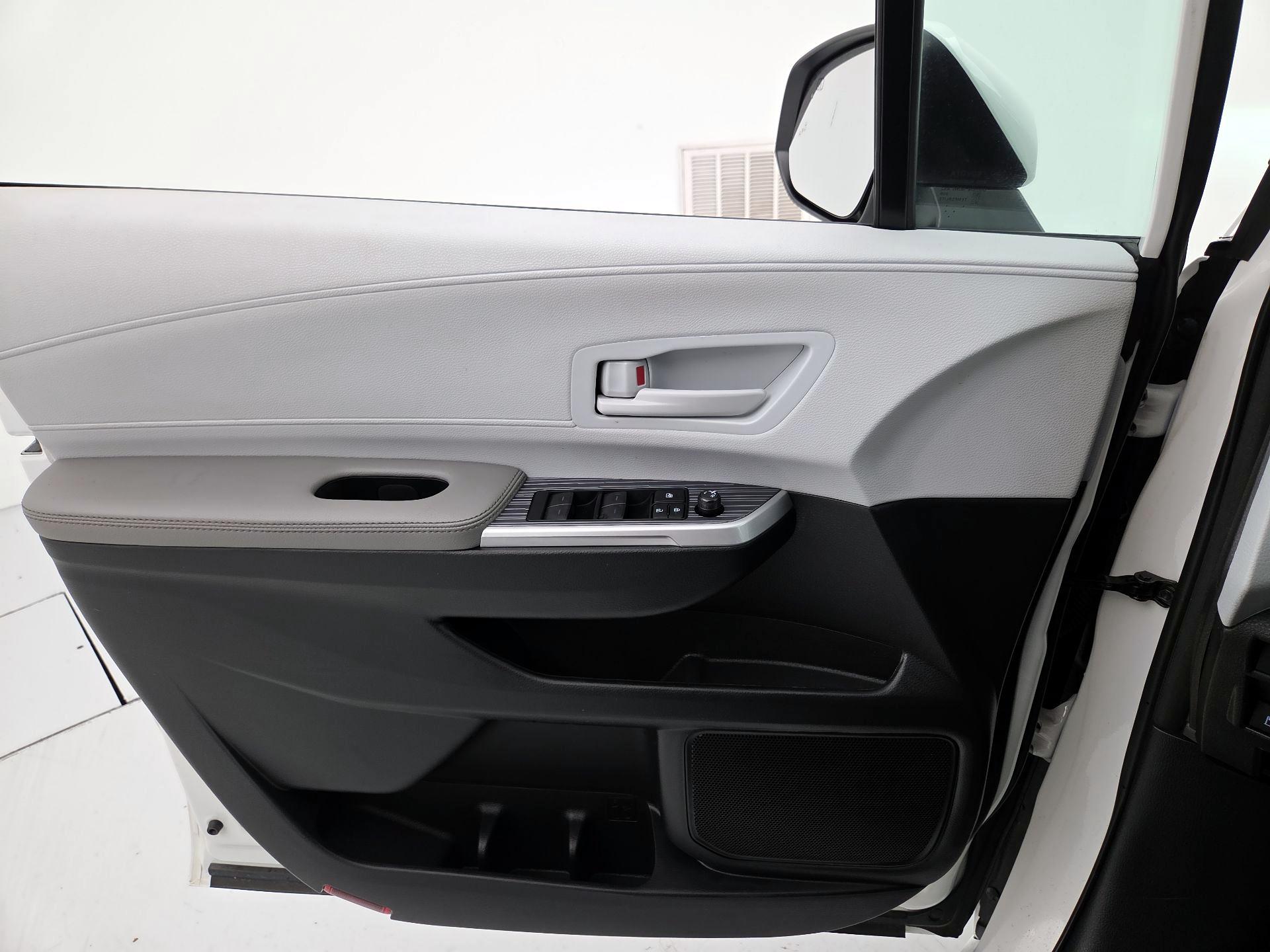 Thumbnail: 2025 Toyota Sienna - 12