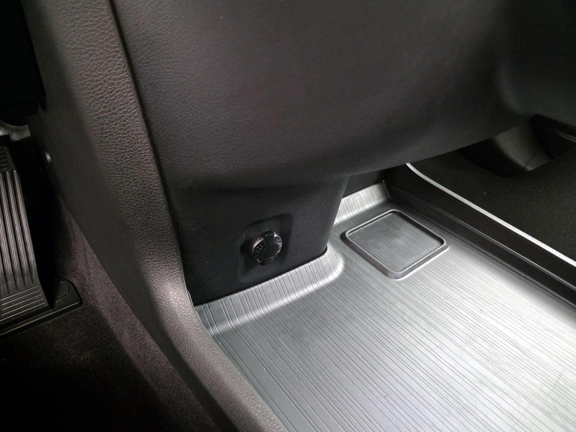 Thumbnail: 2025 Toyota Sienna - 18