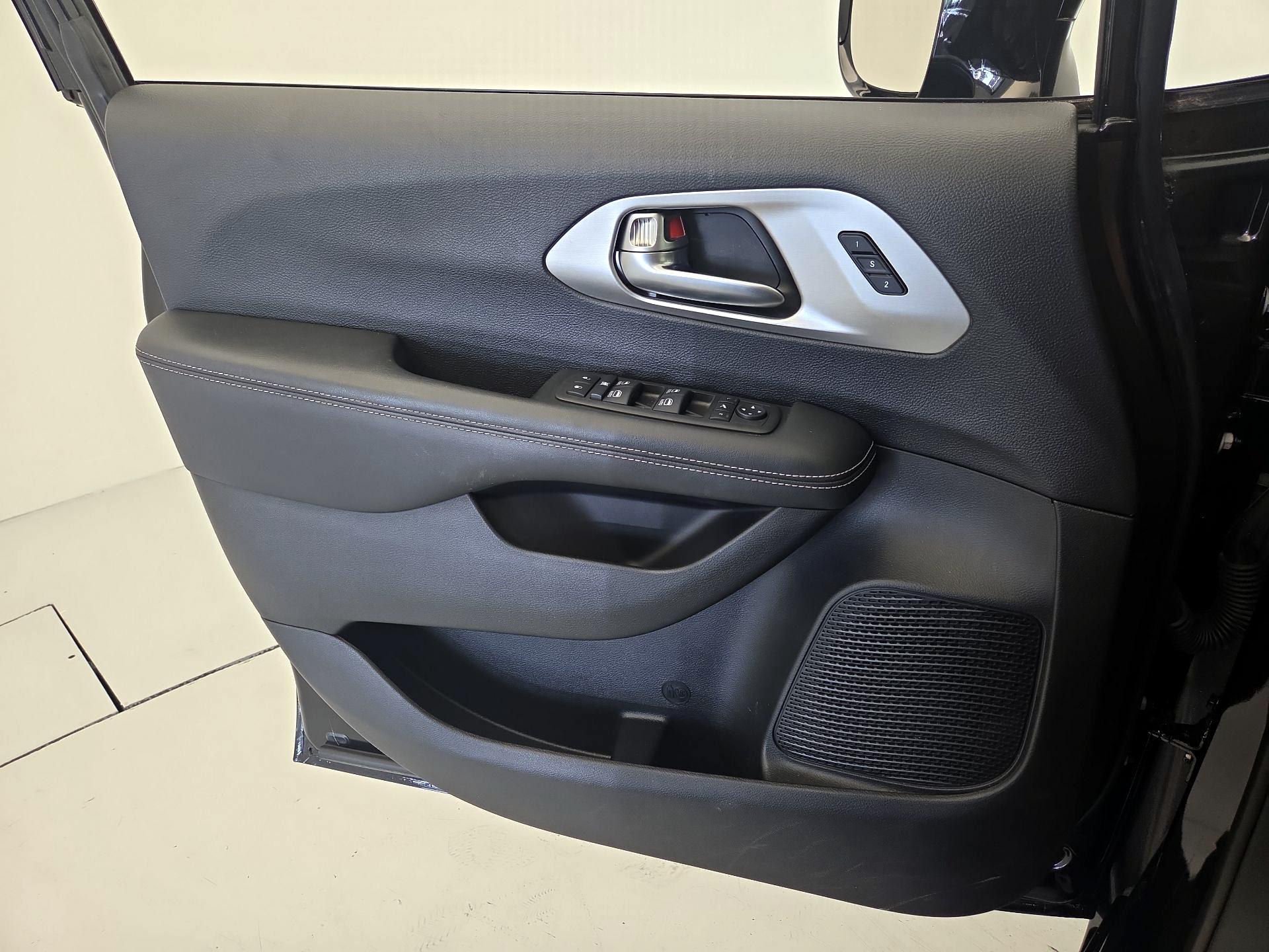 Thumbnail: 2023 Chrysler Pacifica - 12