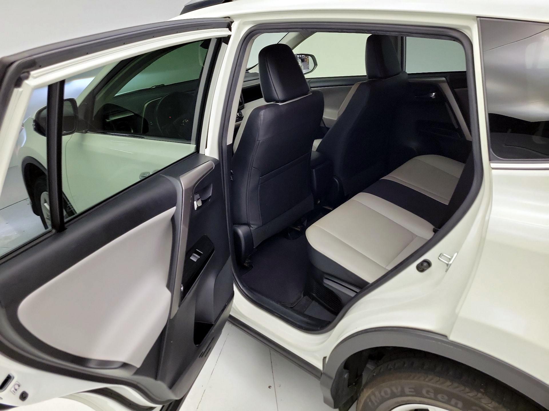 Thumbnail: 2018 Toyota RAV4 - 20