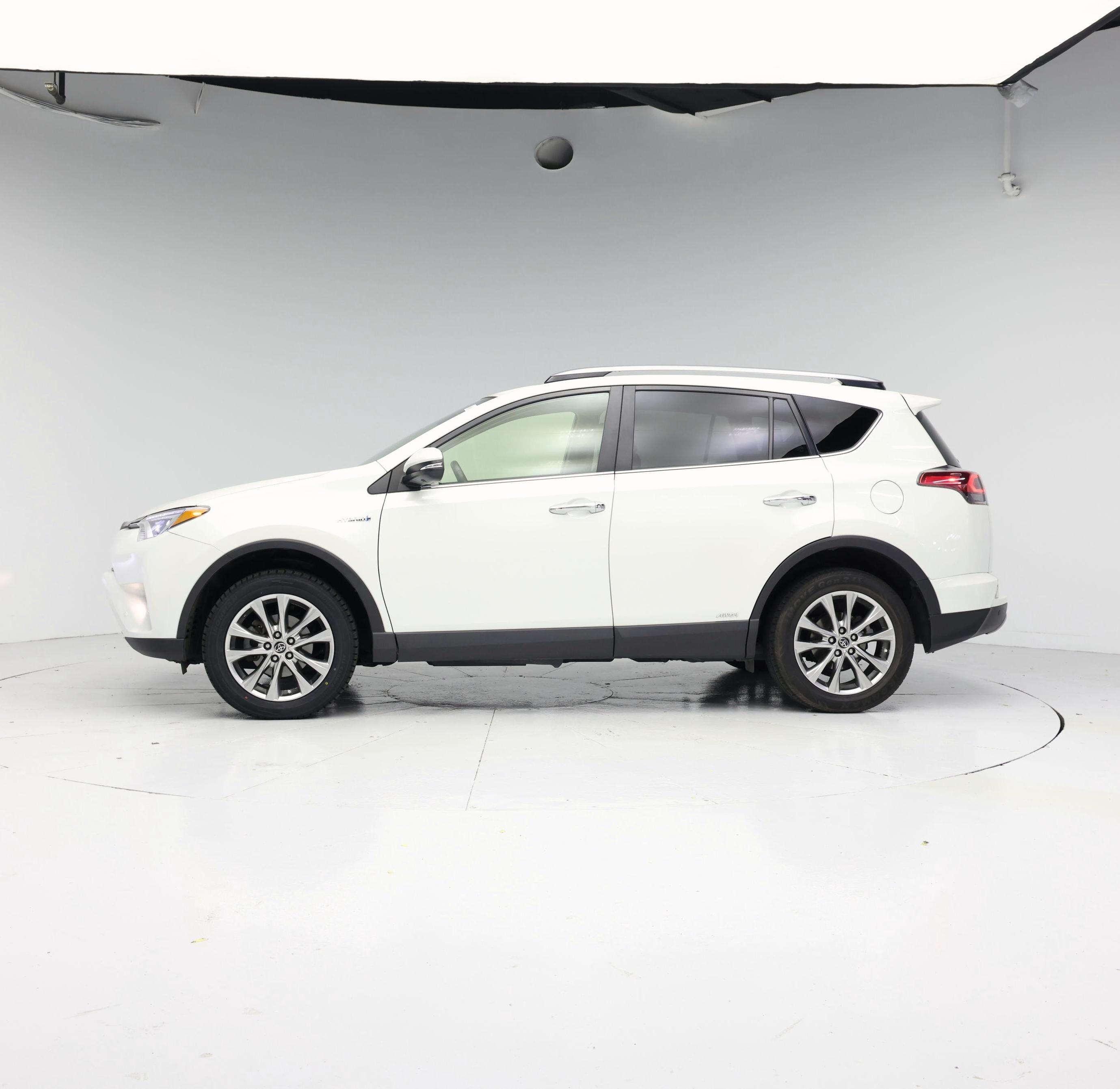 Thumbnail: 2018 Toyota RAV4 - 3