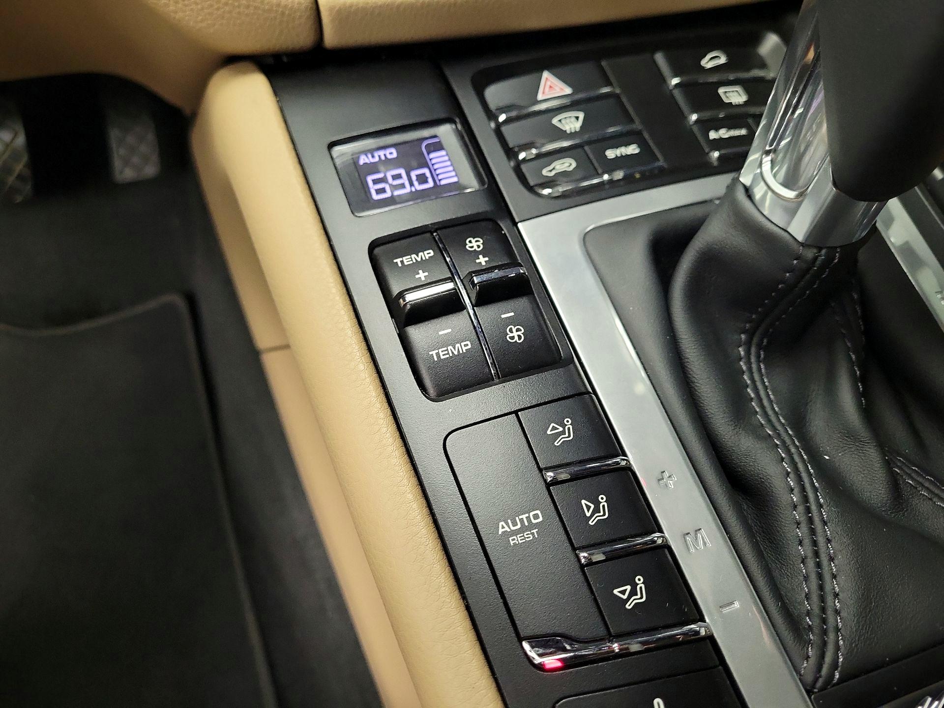 Thumbnail: 2021 Porsche Macan - 17