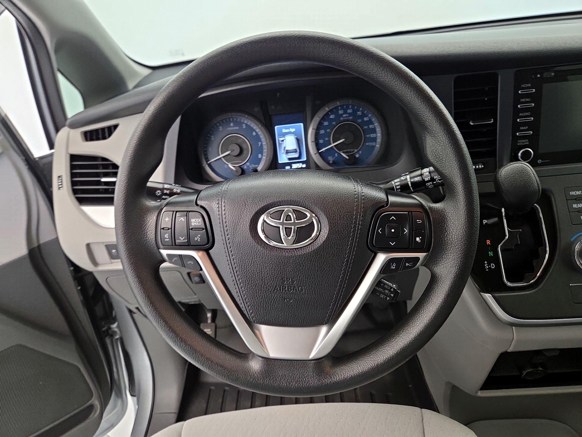 Thumbnail: 2020 Toyota Sienna - 10