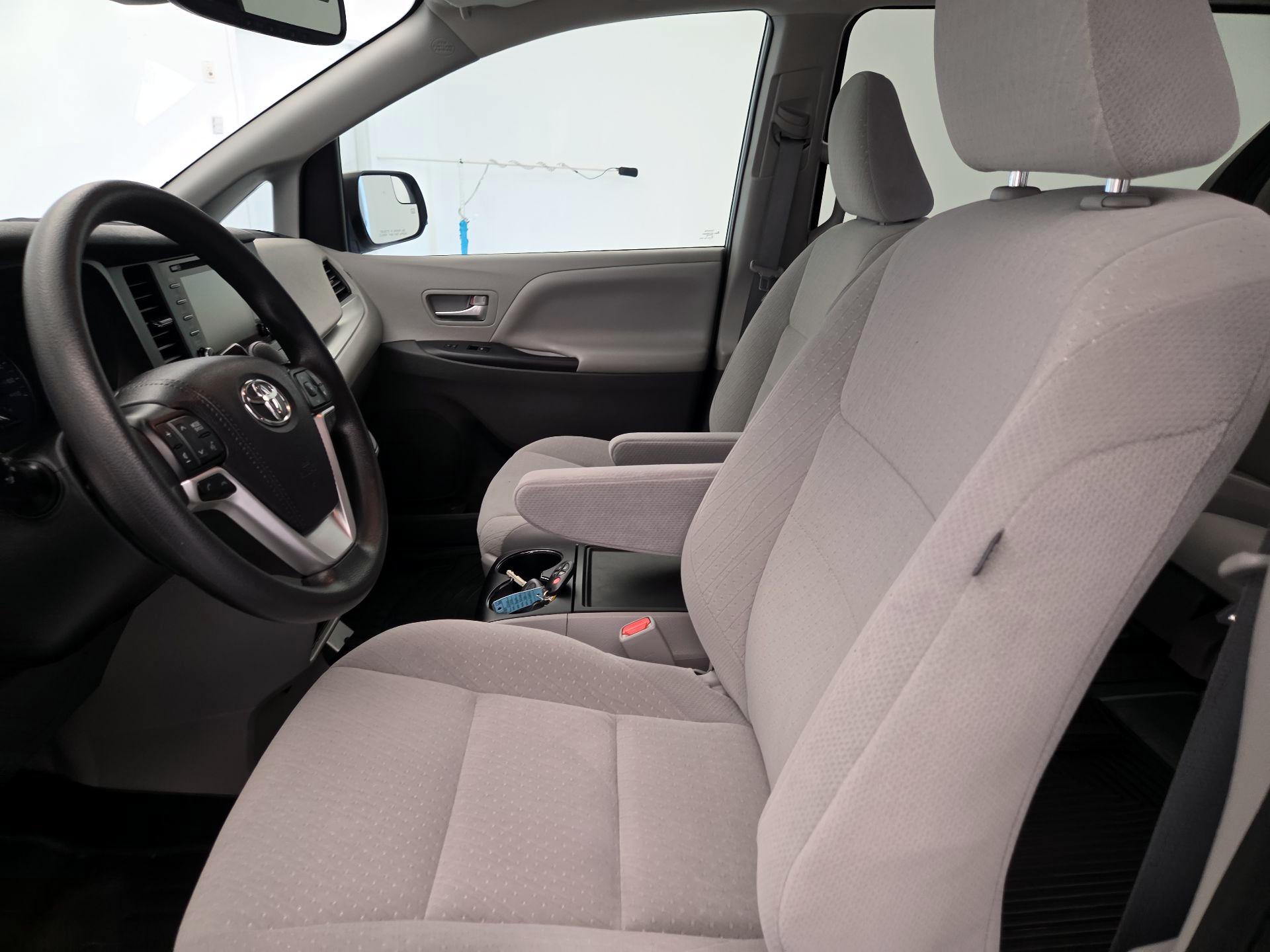 Thumbnail: 2020 Toyota Sienna - 11