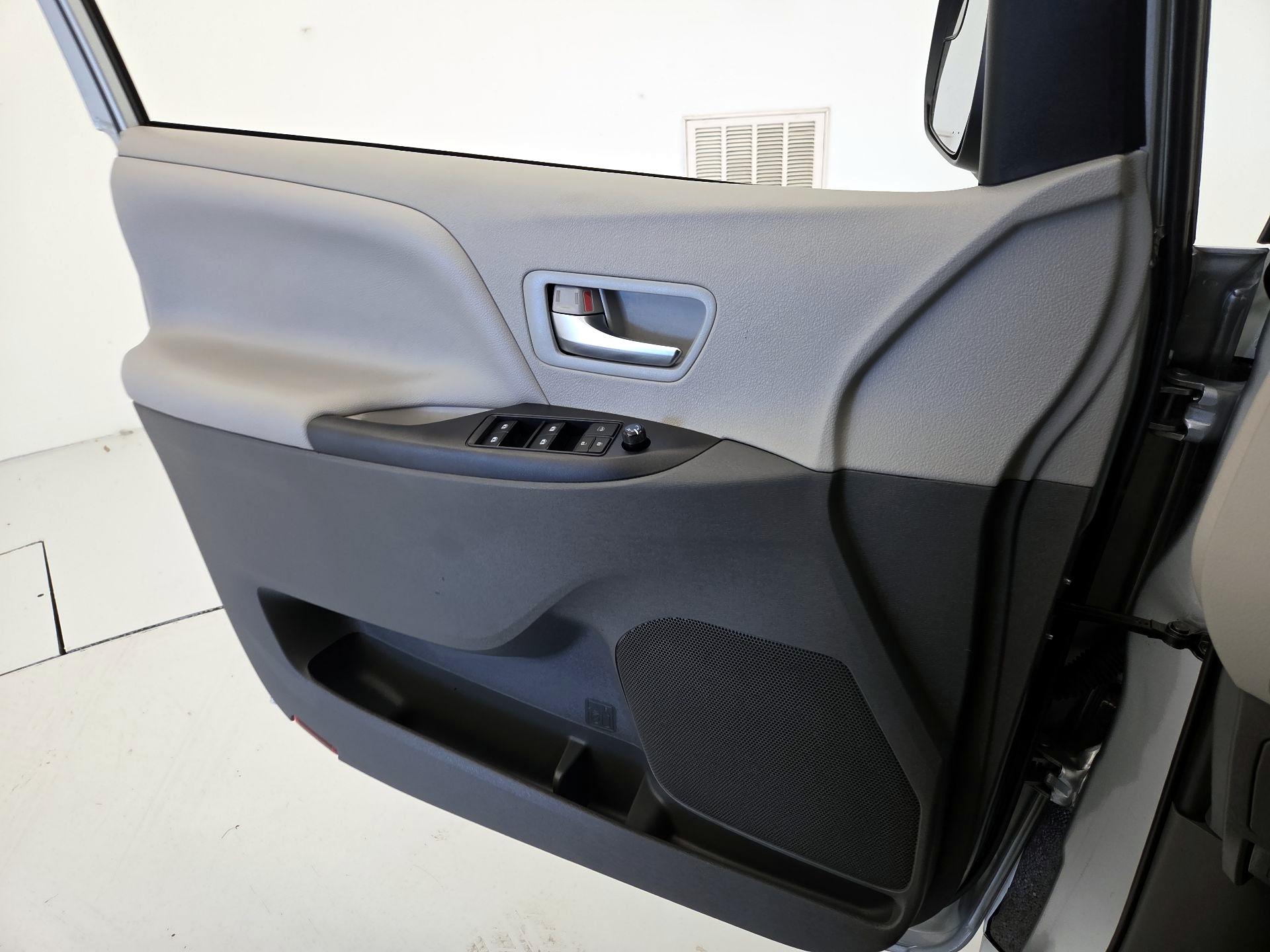Thumbnail: 2020 Toyota Sienna - 12