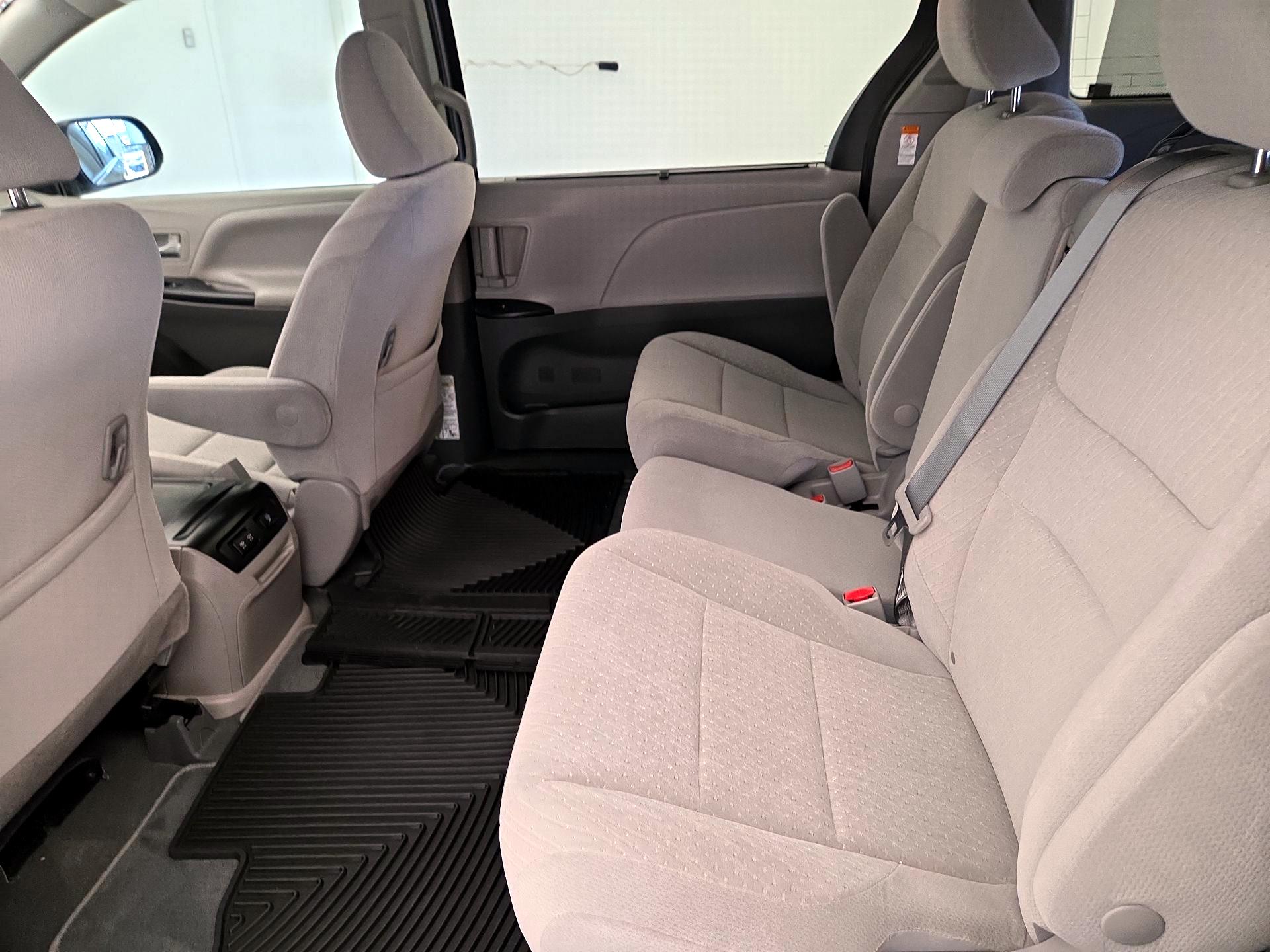 Thumbnail: 2020 Toyota Sienna - 19