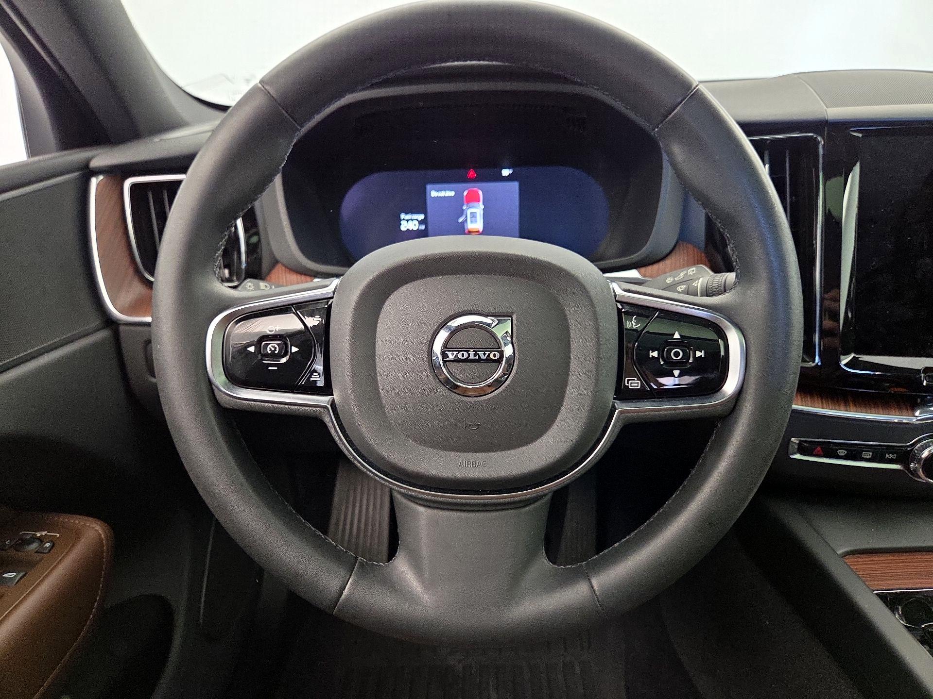 Thumbnail: 2023 Volvo XC60 - 10